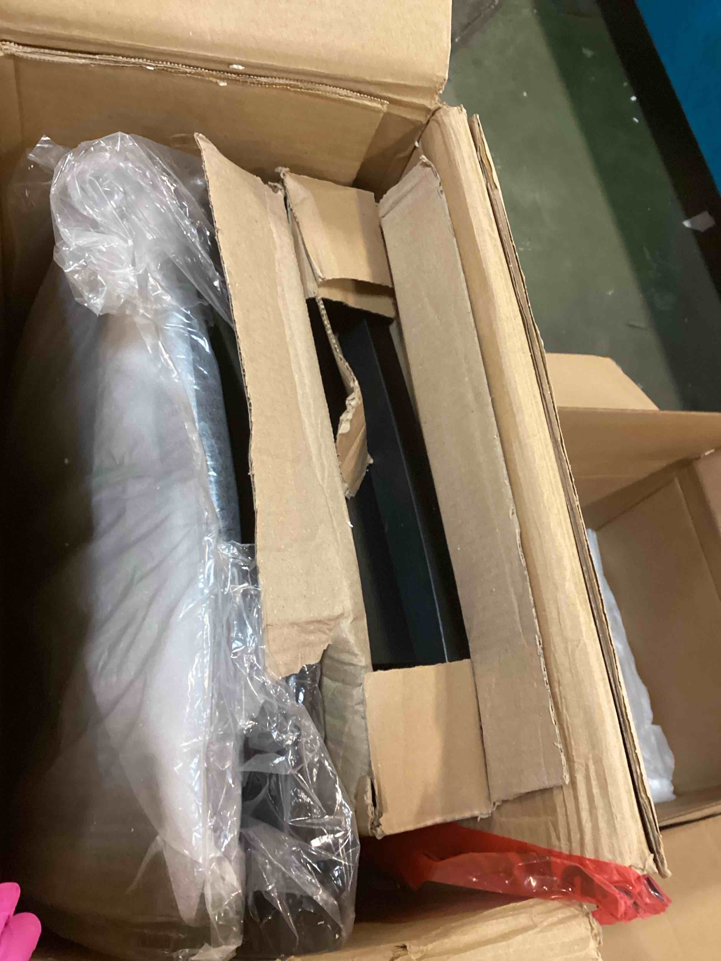 https://s3.amazonaws.com/lotting-images-prod/bidfta/PNK2244030_1744029779629.jpeg