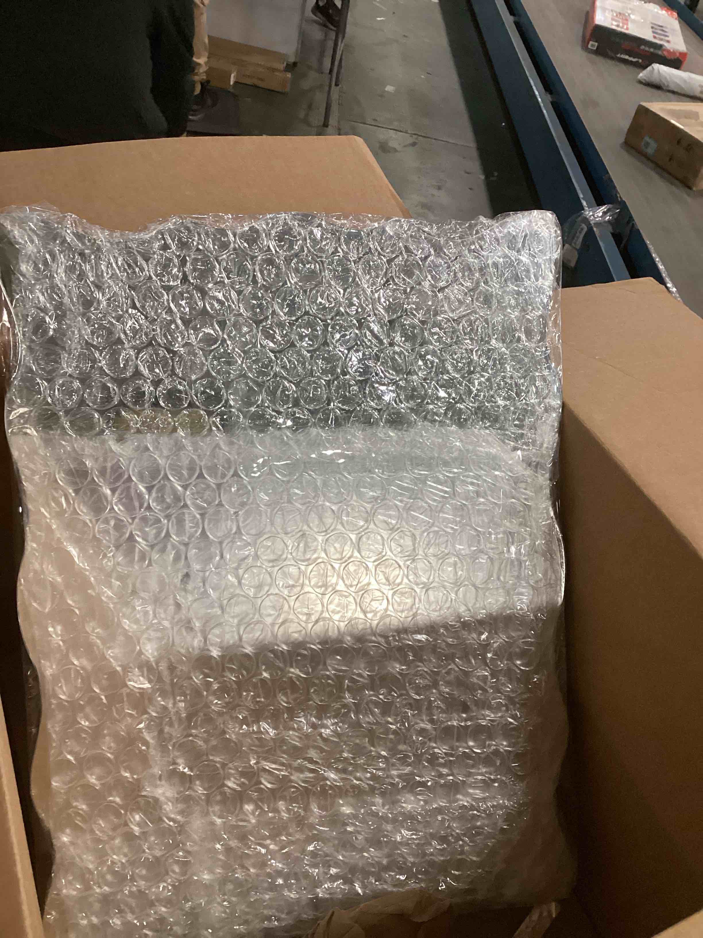 https://s3.amazonaws.com/lotting-images-prod/bidfta/PNK2244249_1744288152141.jpeg
