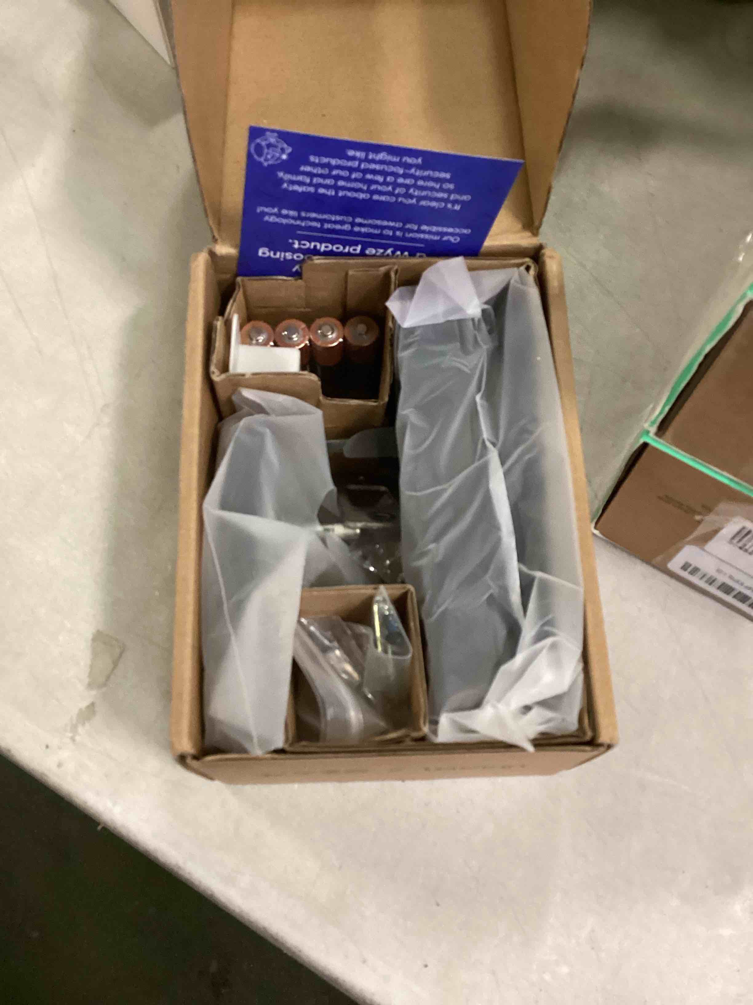 https://s3.amazonaws.com/lotting-images-prod/bidfta/PNK2251489_1739464292682.jpeg