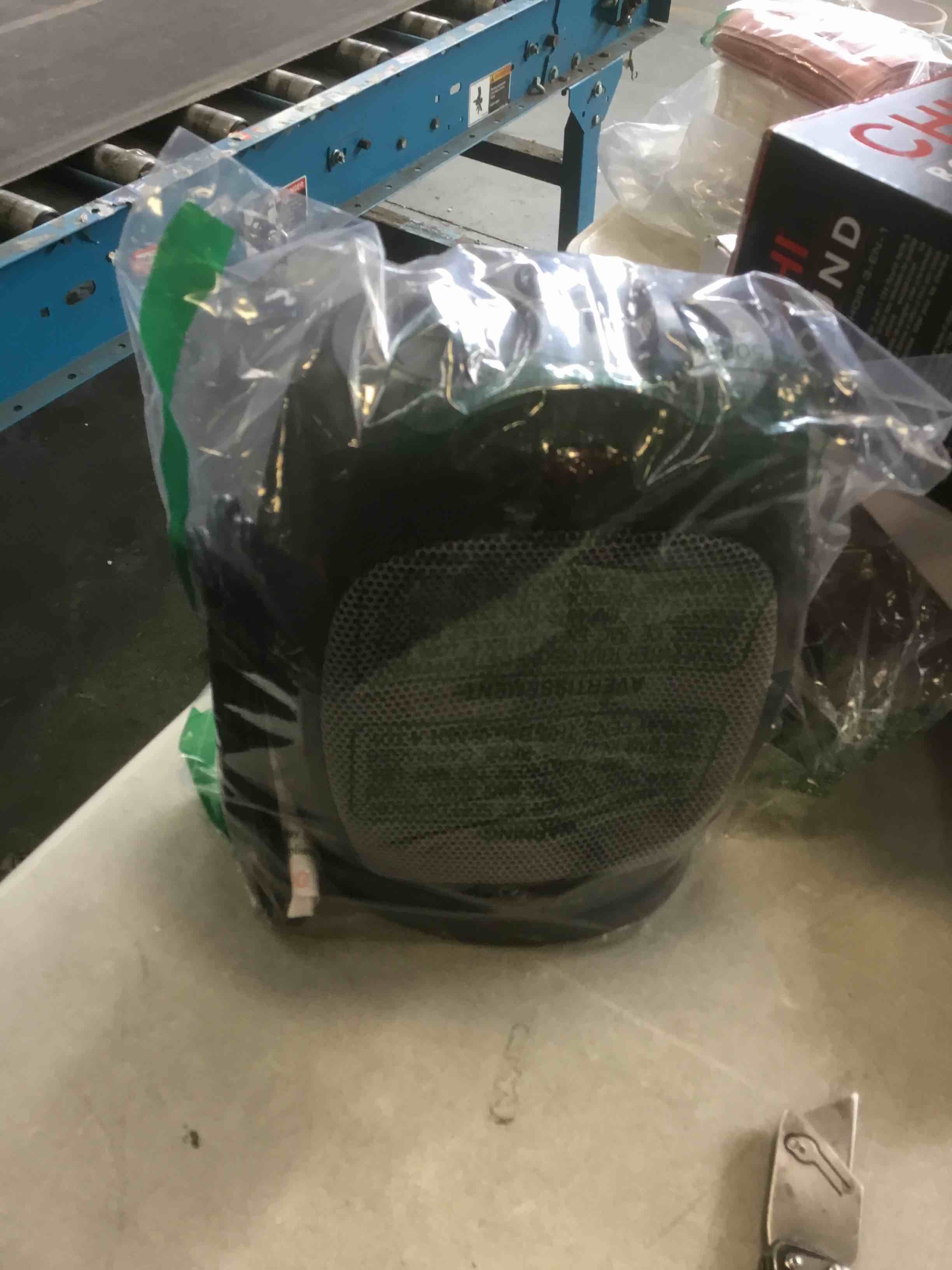 https://s3.amazonaws.com/lotting-images-prod/bidfta/PNK2252640_1740074821904.jpeg