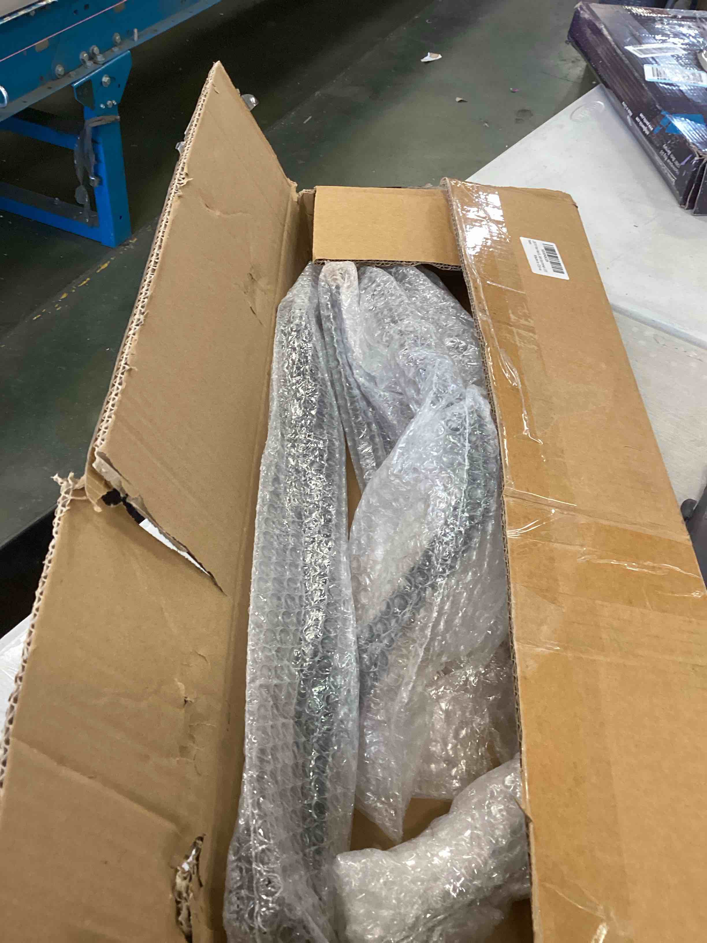 https://s3.amazonaws.com/lotting-images-prod/bidfta/PNK2253795_1740766650537.jpeg