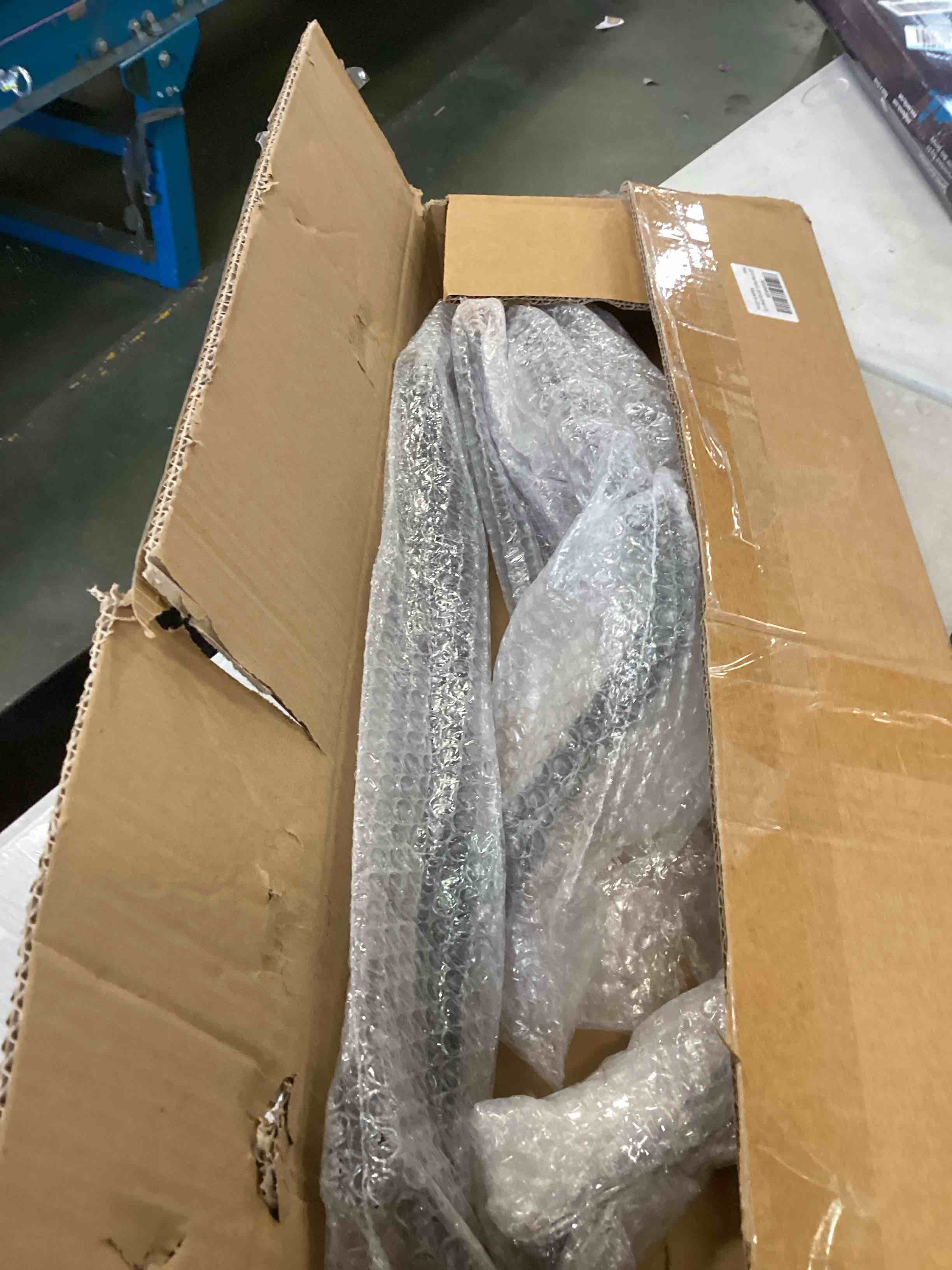 https://s3.amazonaws.com/lotting-images-prod/bidfta/PNK2253795_1740766651283.jpeg