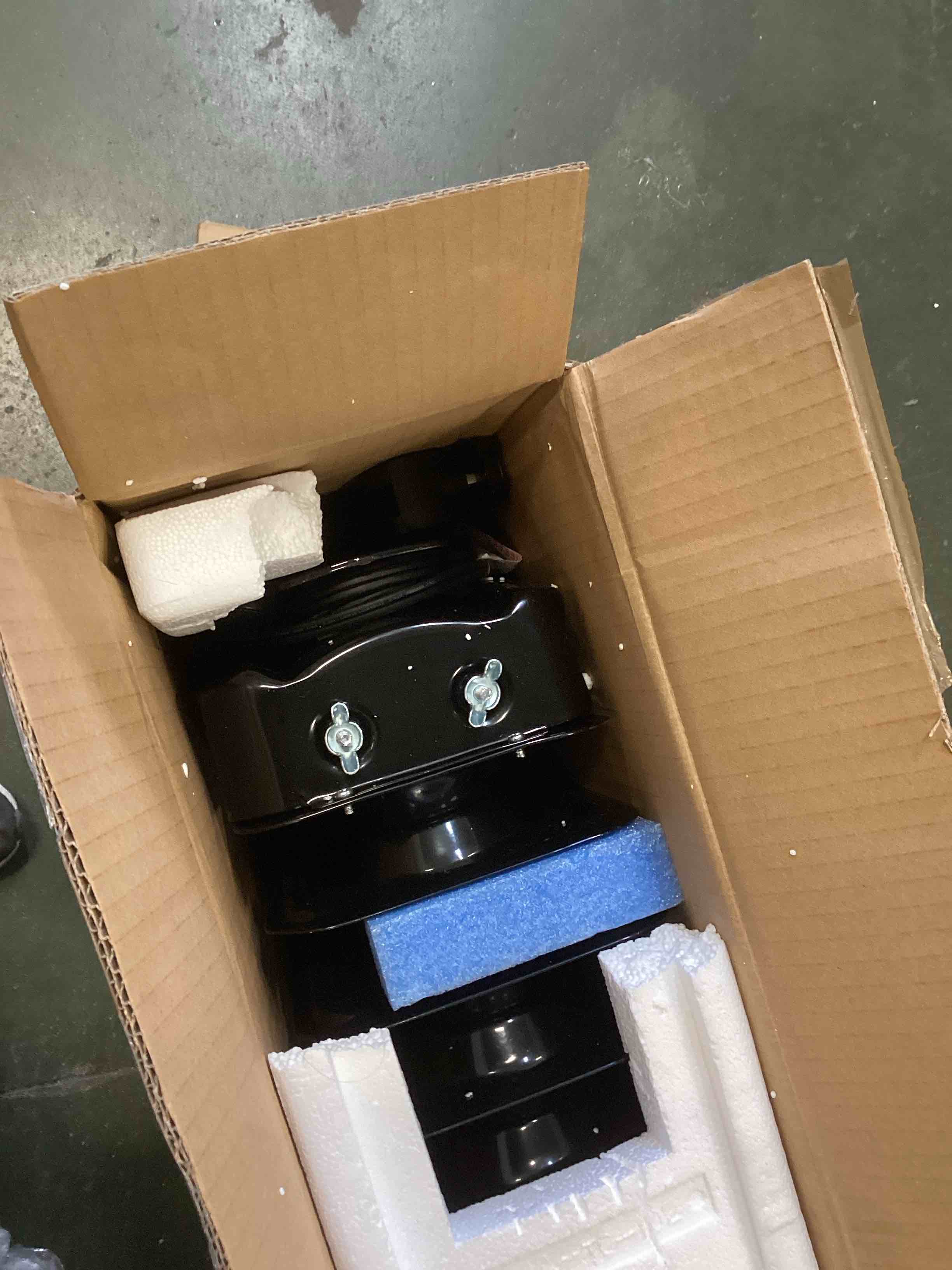 https://s3.amazonaws.com/lotting-images-prod/bidfta/PNK2253810_1740768406032.jpeg