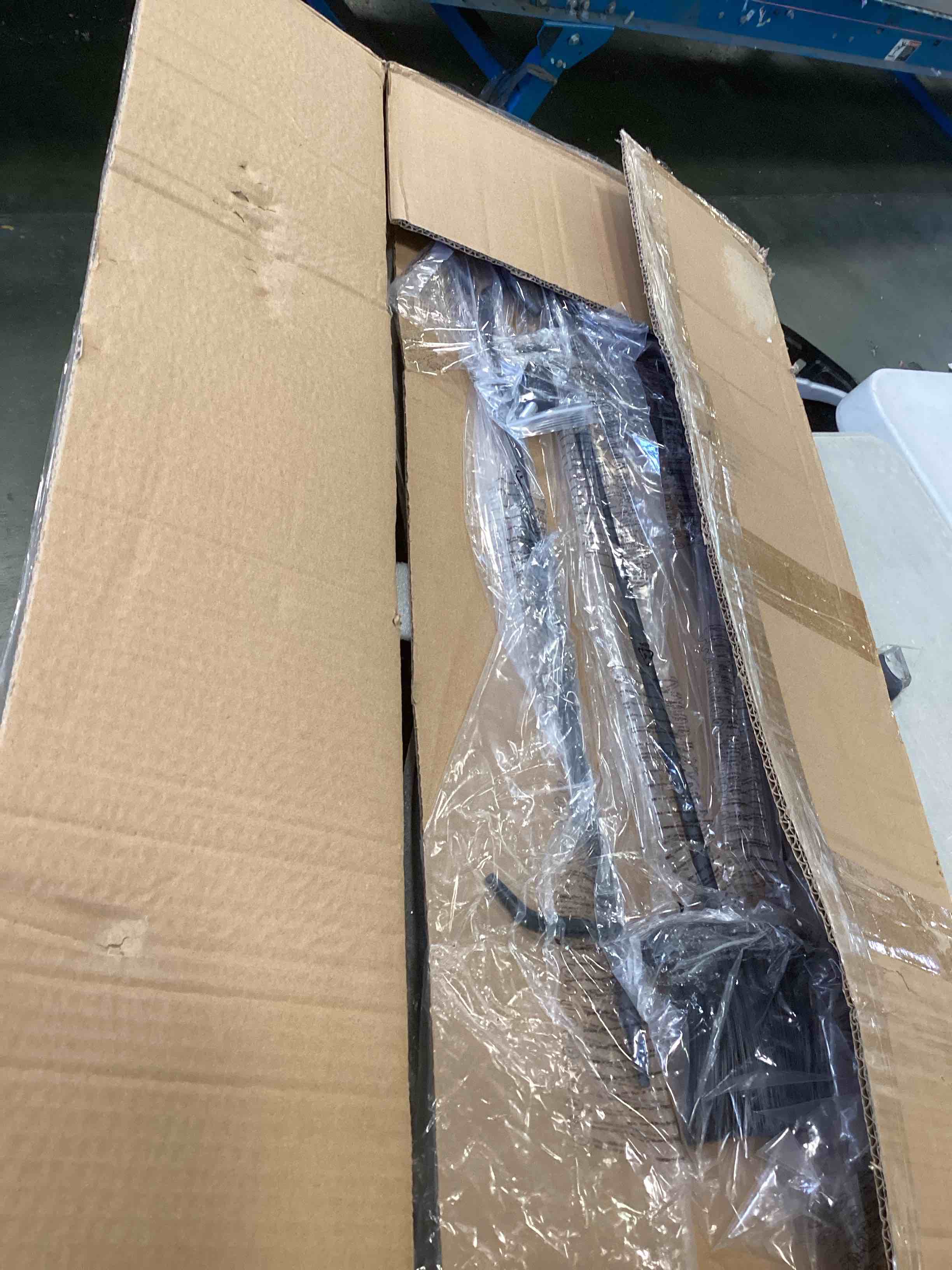 https://s3.amazonaws.com/lotting-images-prod/bidfta/PNK2253812_1740768572979.jpeg
