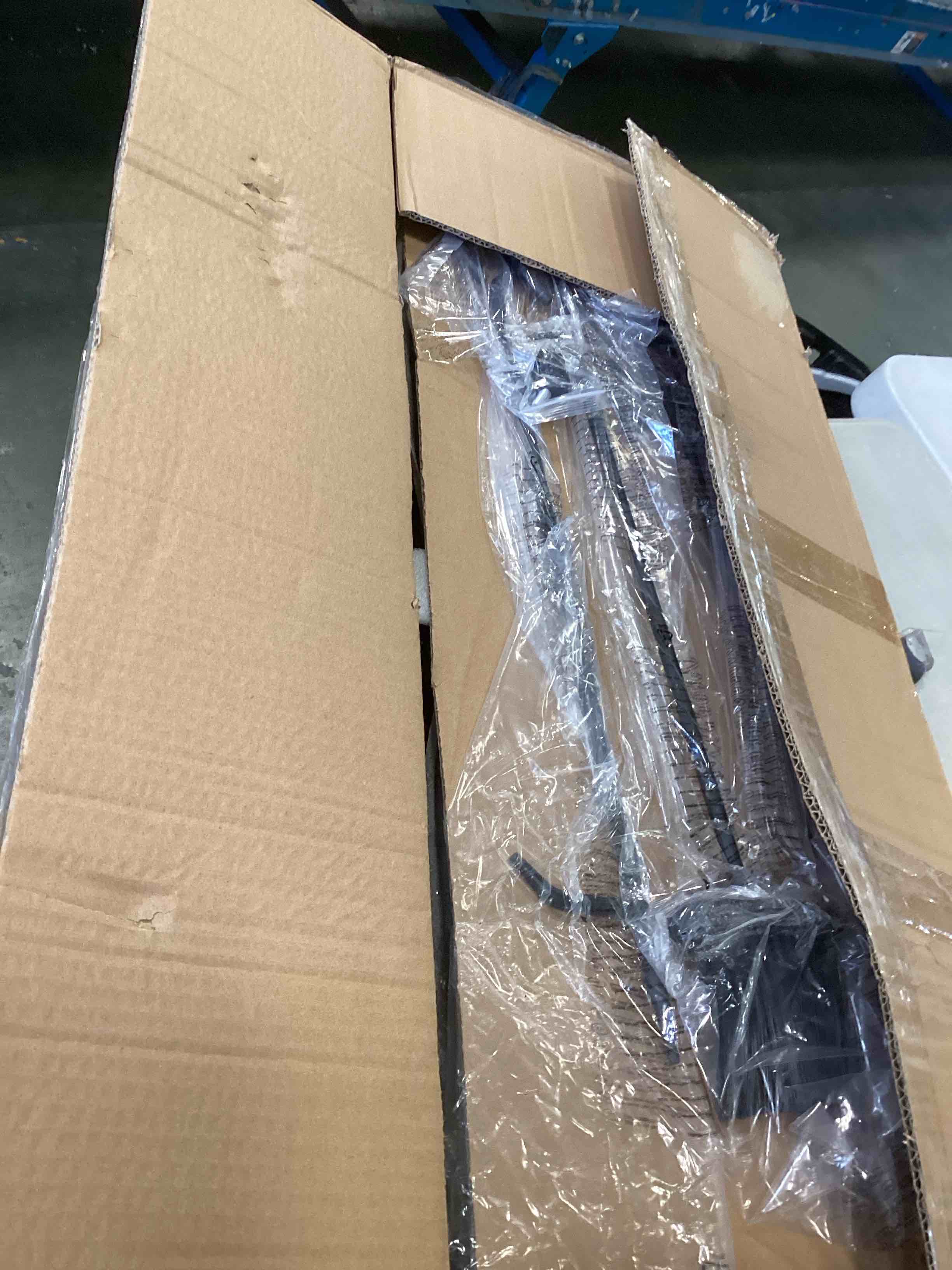 https://s3.amazonaws.com/lotting-images-prod/bidfta/PNK2253812_1740768573869.jpeg
