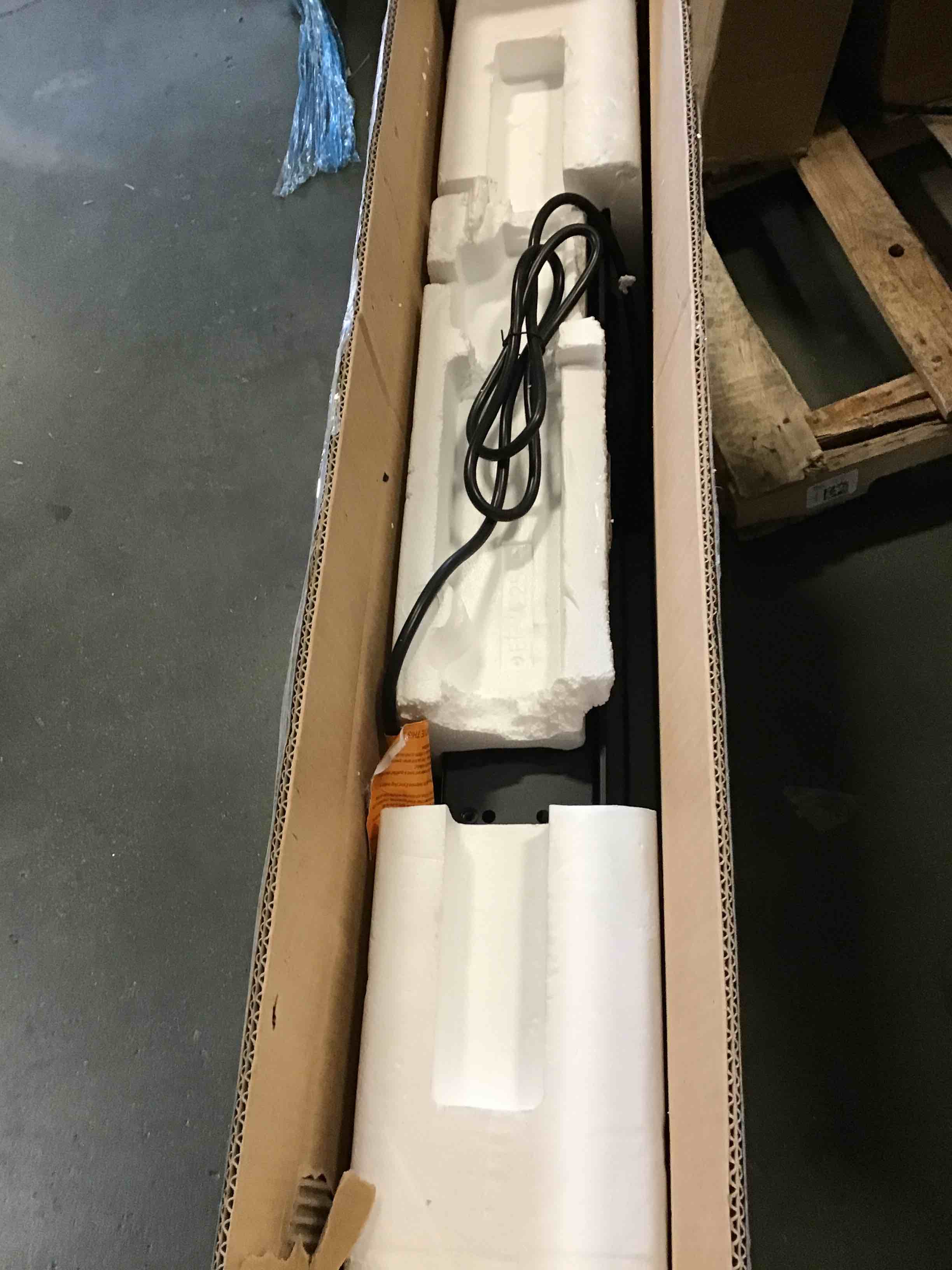 https://s3.amazonaws.com/lotting-images-prod/bidfta/PNK2258342_1739818582419.jpeg