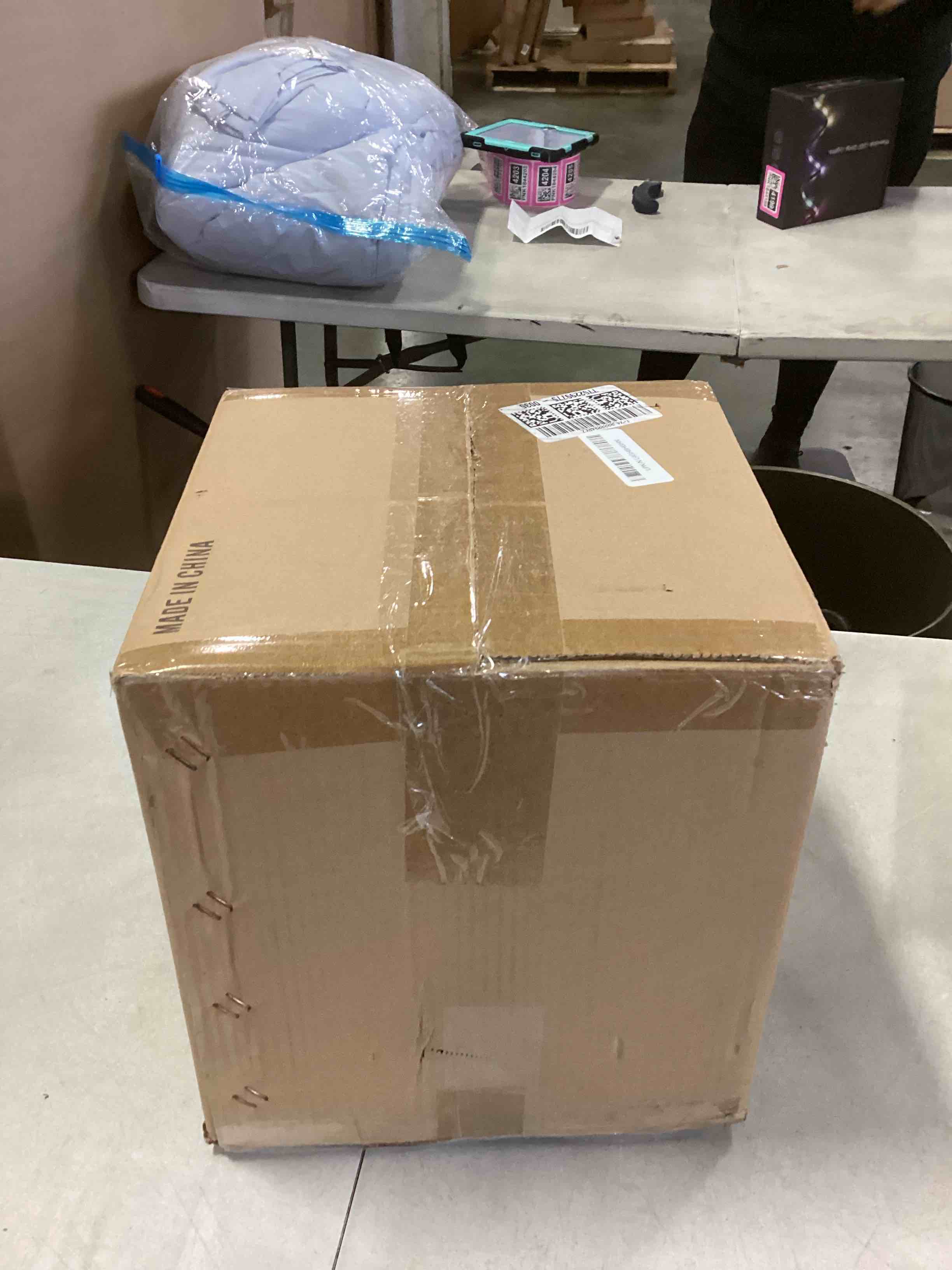 https://s3.amazonaws.com/lotting-images-prod/bidfta/PNK2260944_1738934683003.jpeg