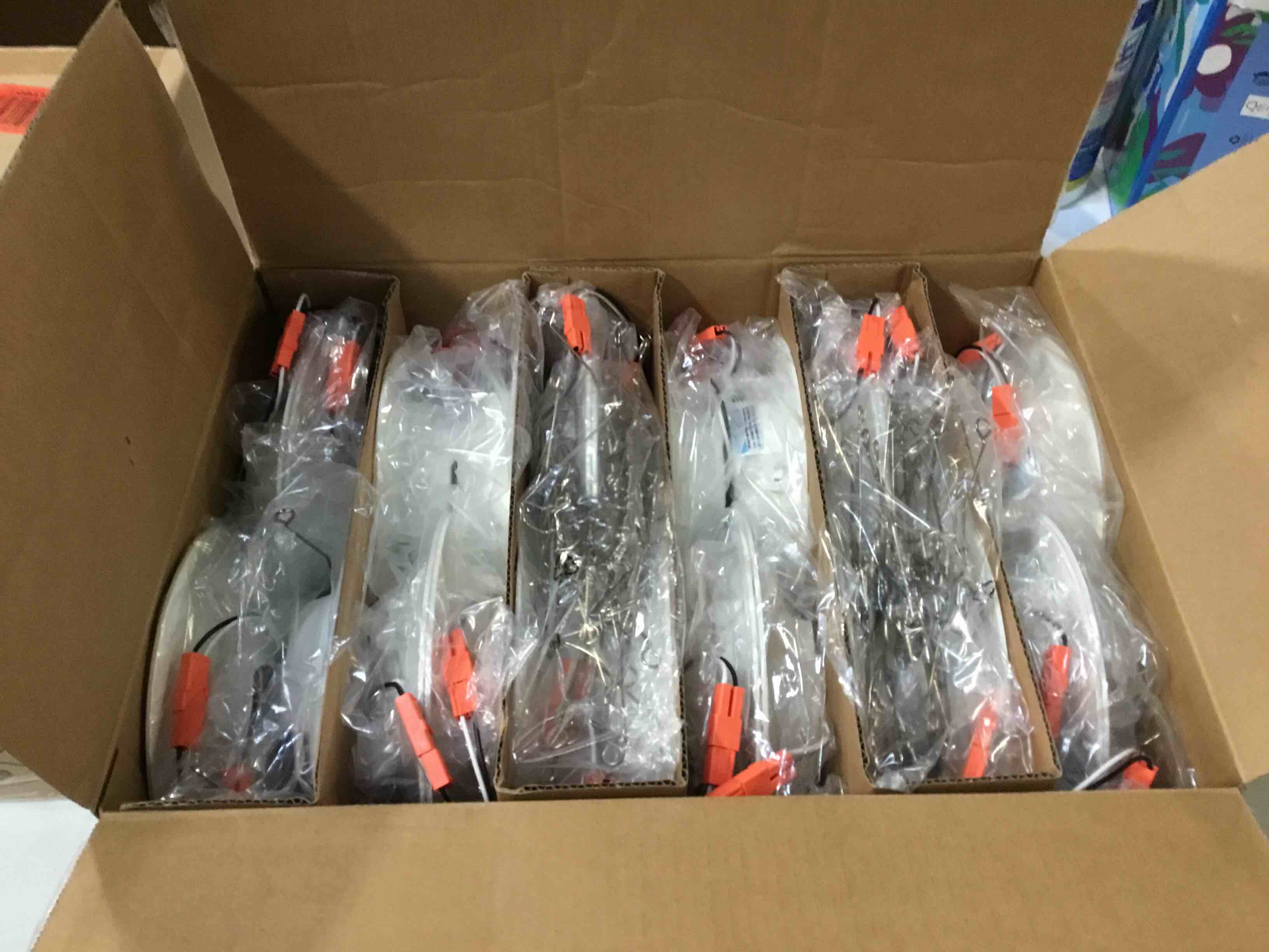 https://s3.amazonaws.com/lotting-images-prod/bidfta/PNK2264239_1739385569743.jpeg