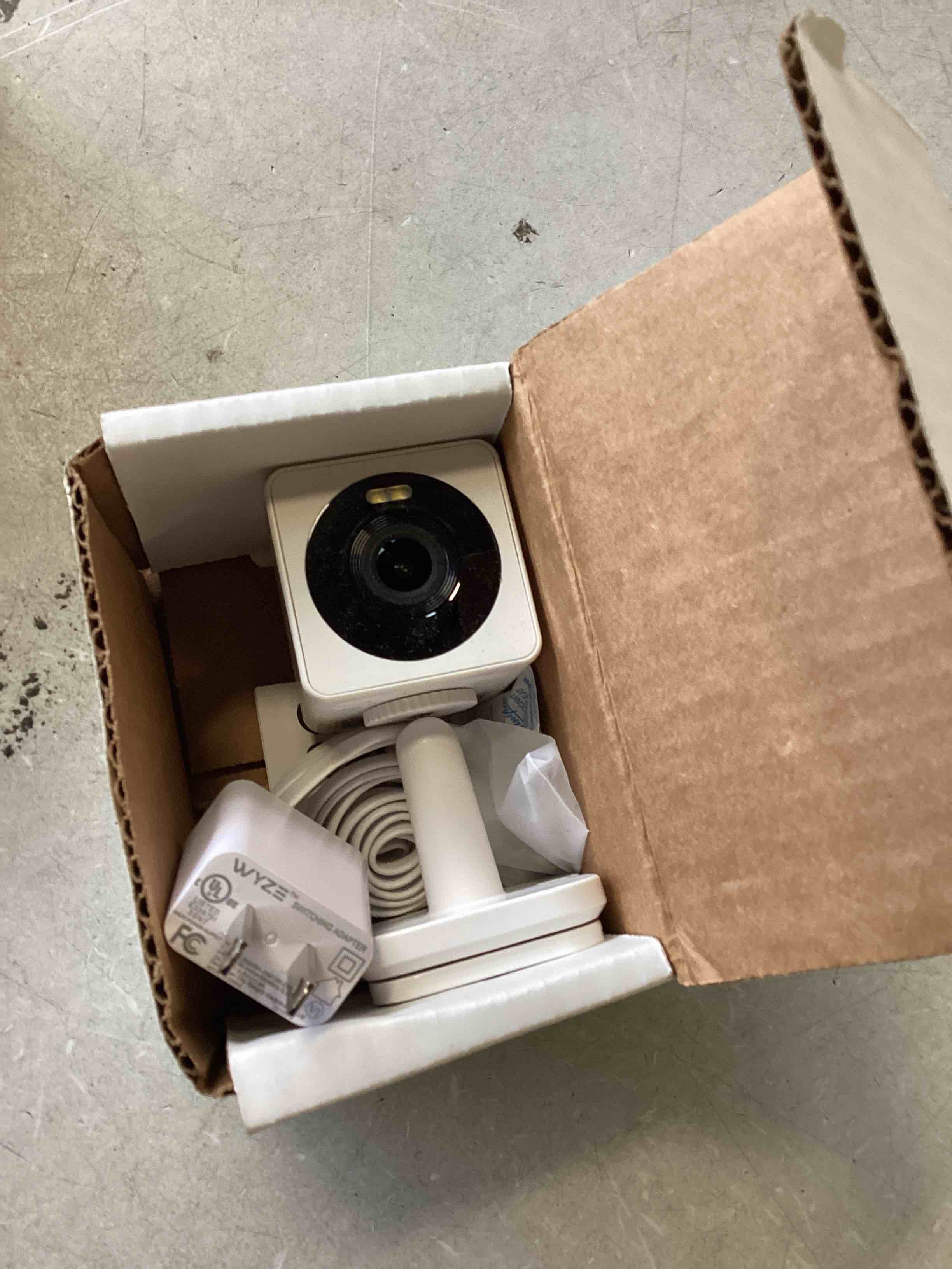 https://s3.amazonaws.com/lotting-images-prod/bidfta/PNK2266838_1738859987627.jpeg