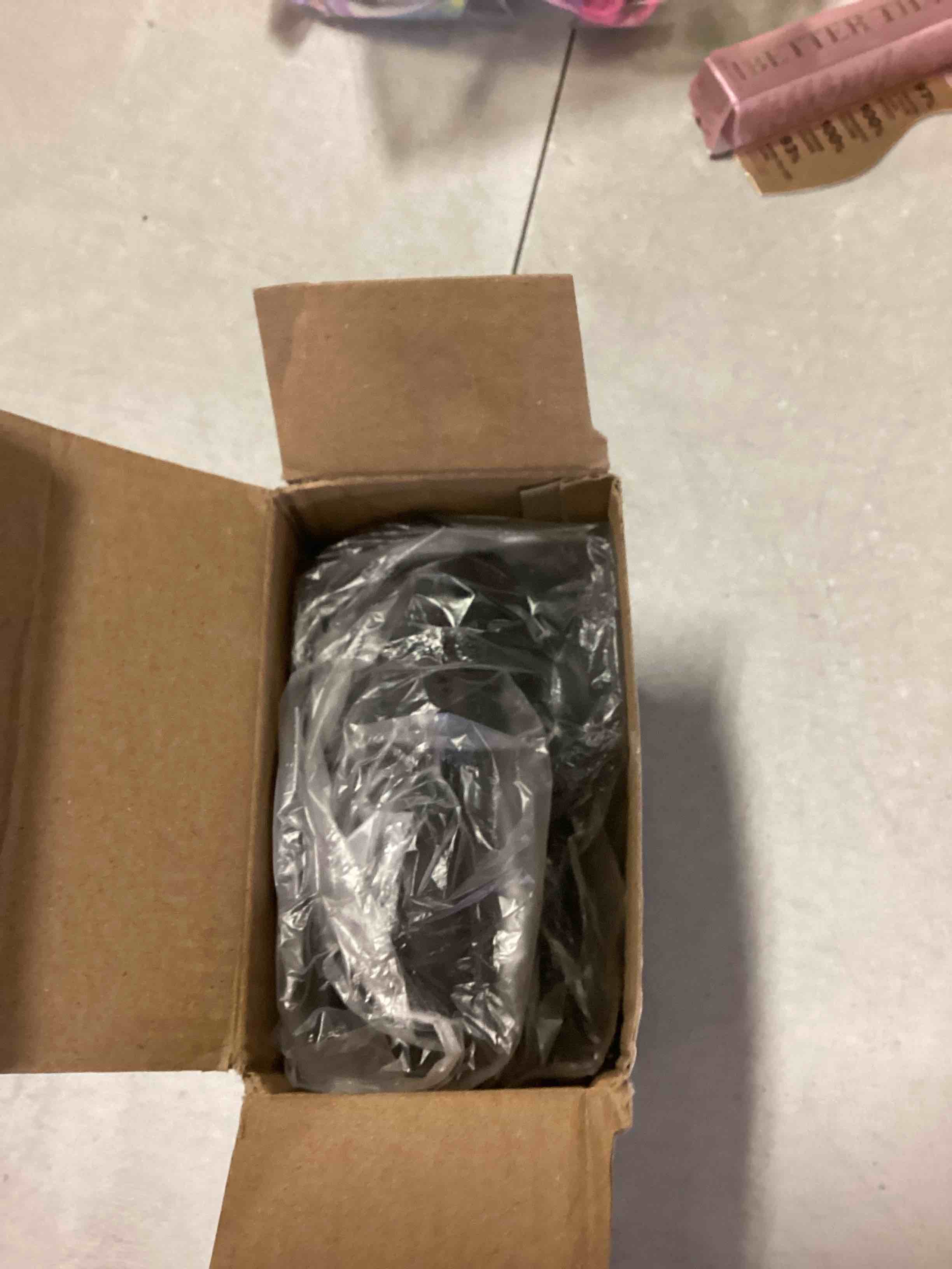 https://s3.amazonaws.com/lotting-images-prod/bidfta/PNK2272969_1737665770668.jpeg
