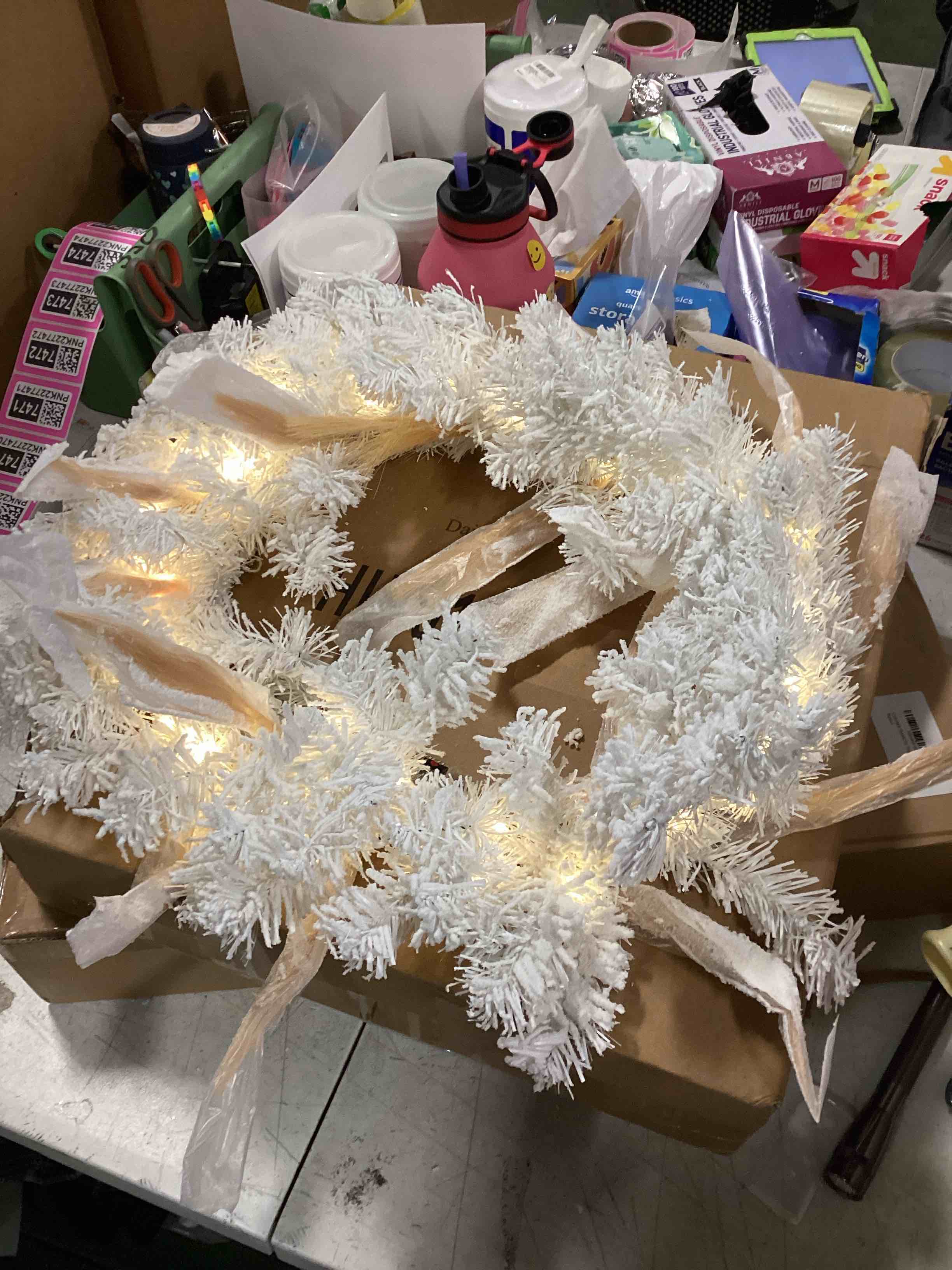HUE0176.  DAIFUNLI CHRISTMAS PINE AND PAMPER WHITE HOLIDAY WREATH FOR DOOR