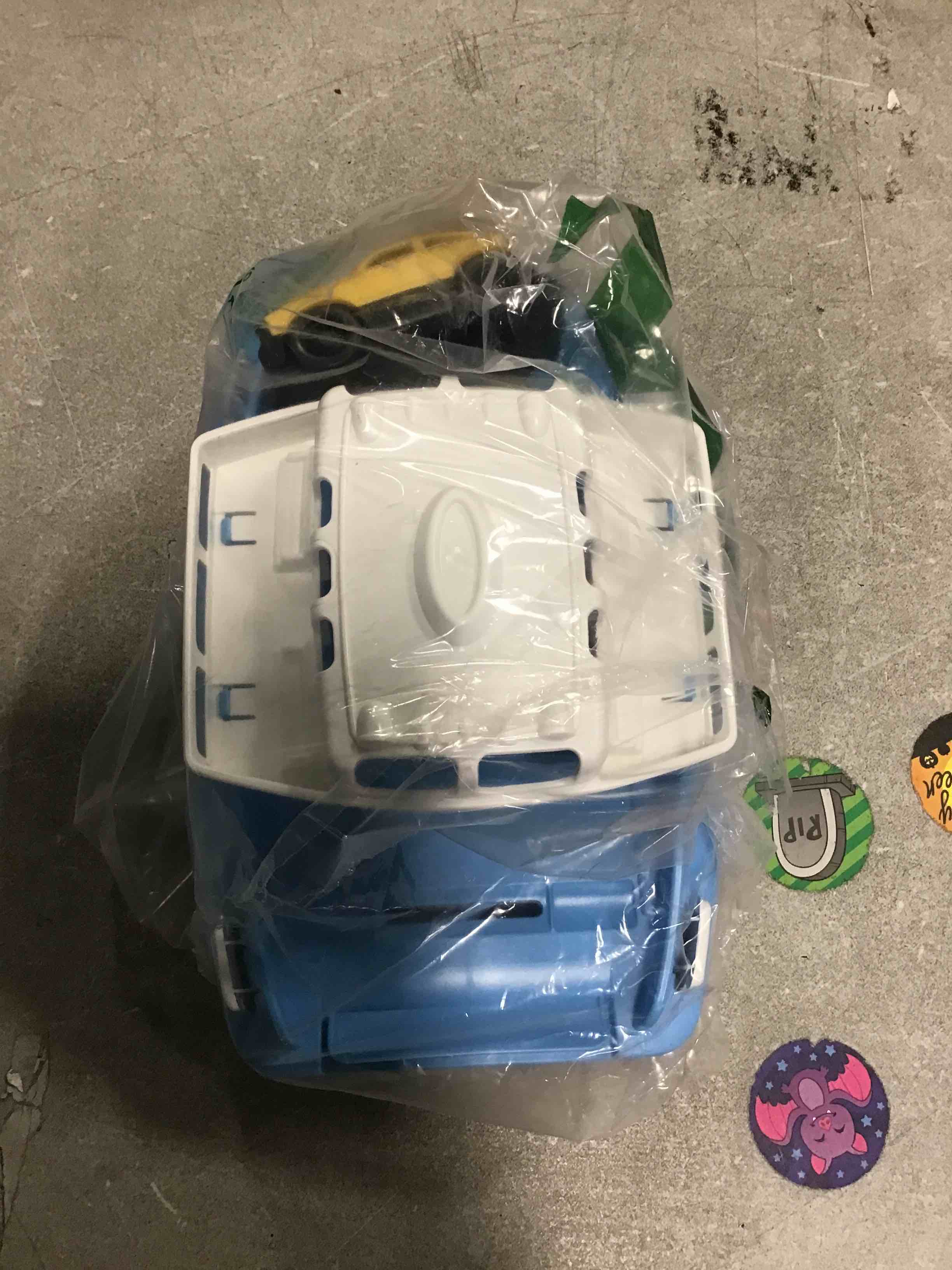 https://s3.amazonaws.com/lotting-images-prod/bidfta/PNK2282469_1738354512813.jpeg