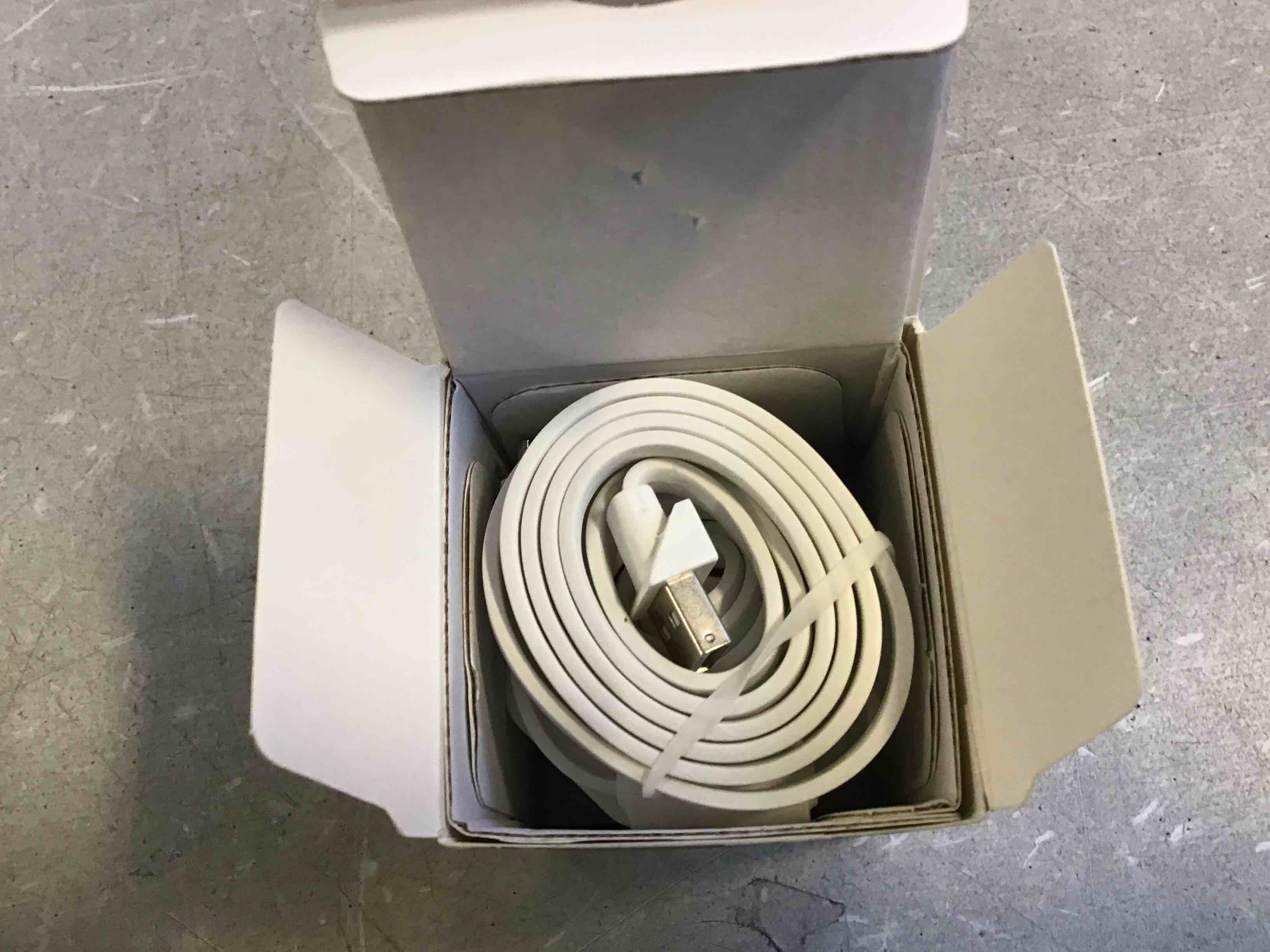 https://s3.amazonaws.com/lotting-images-prod/bidfta/PNK2284961_1738951719315.jpeg