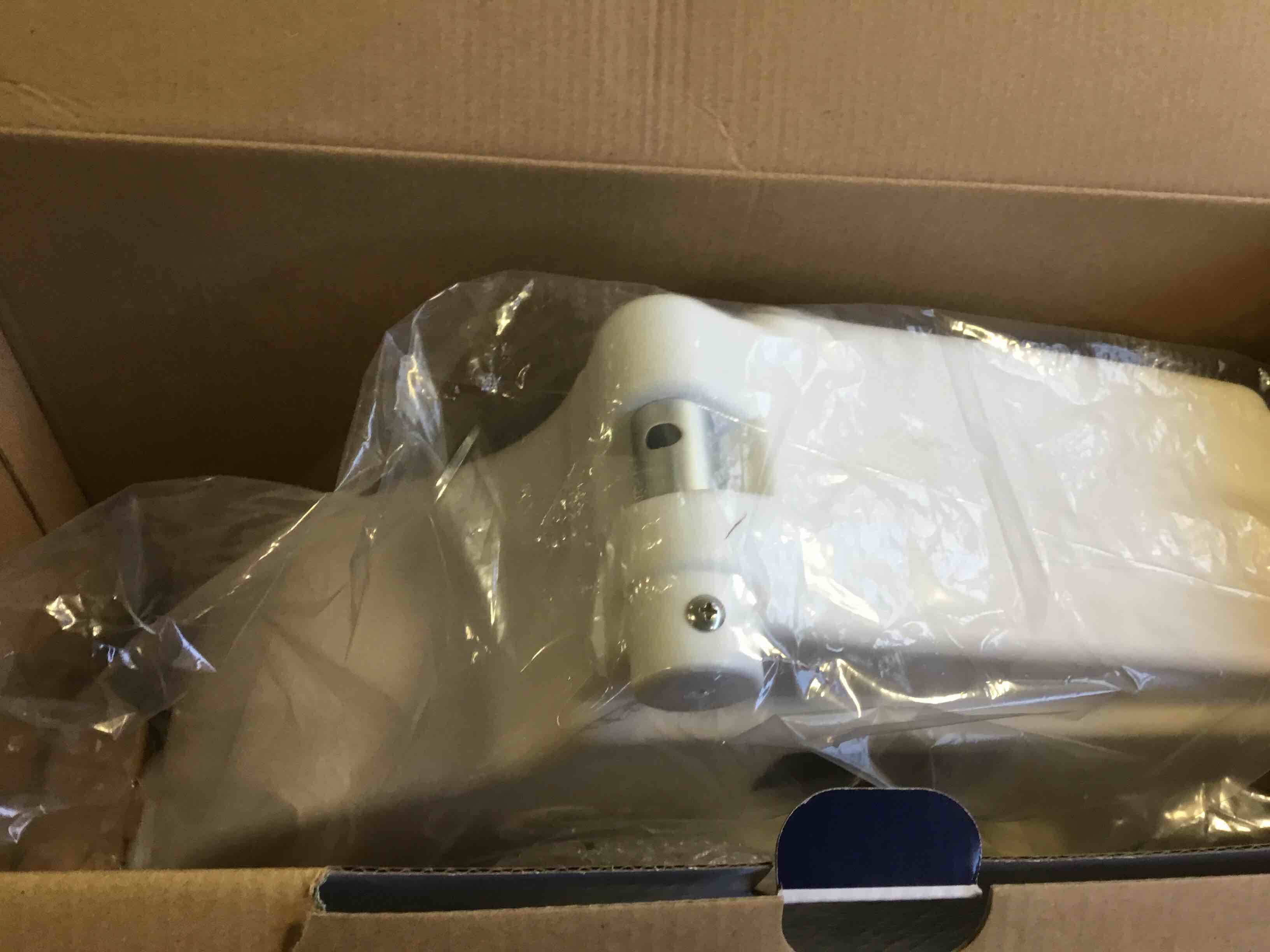https://s3.amazonaws.com/lotting-images-prod/bidfta/PNK2286690_1740771618109.jpeg