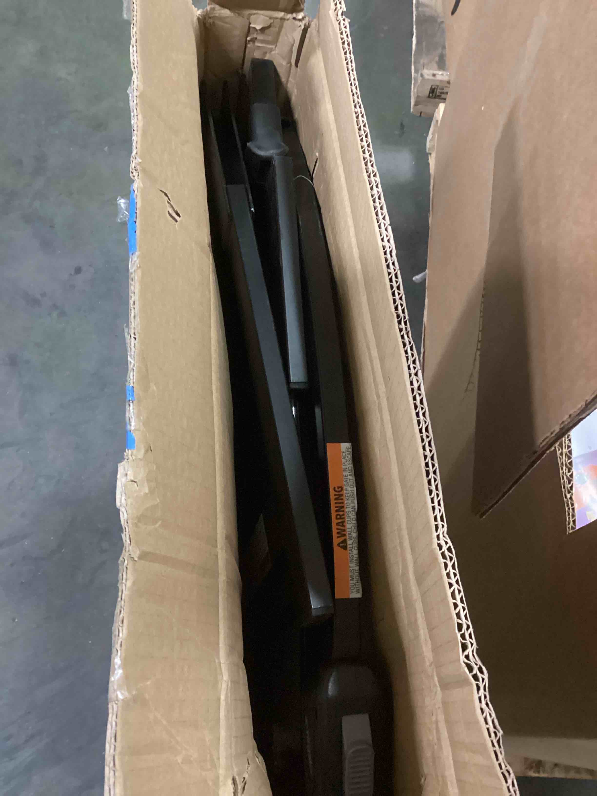 https://s3.amazonaws.com/lotting-images-prod/bidfta/PNK2287560_1738067362506.jpeg