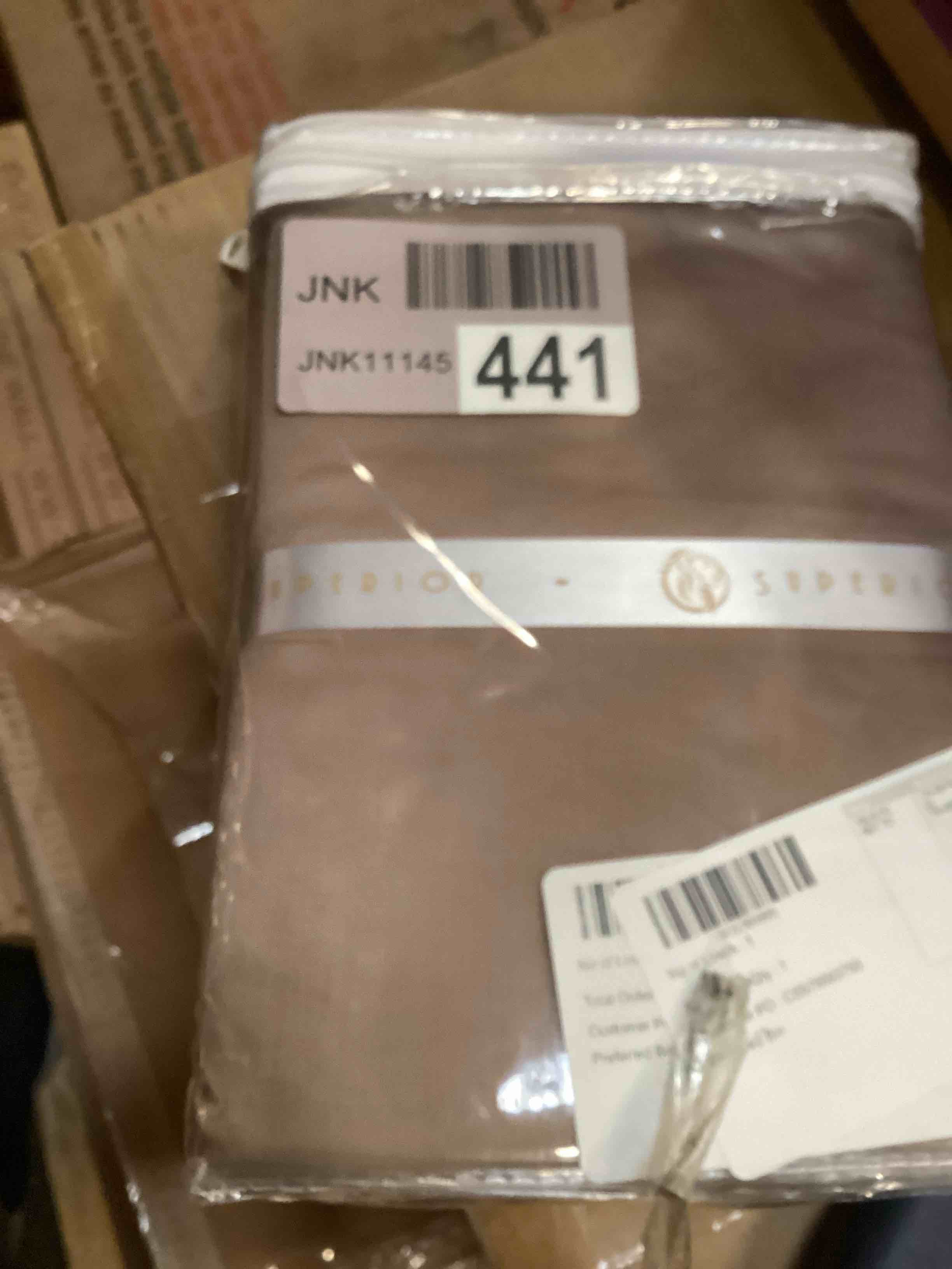 https://s3.amazonaws.com/lotting-images-prod/bidfta/PNK2303463_1745497539437.jpeg