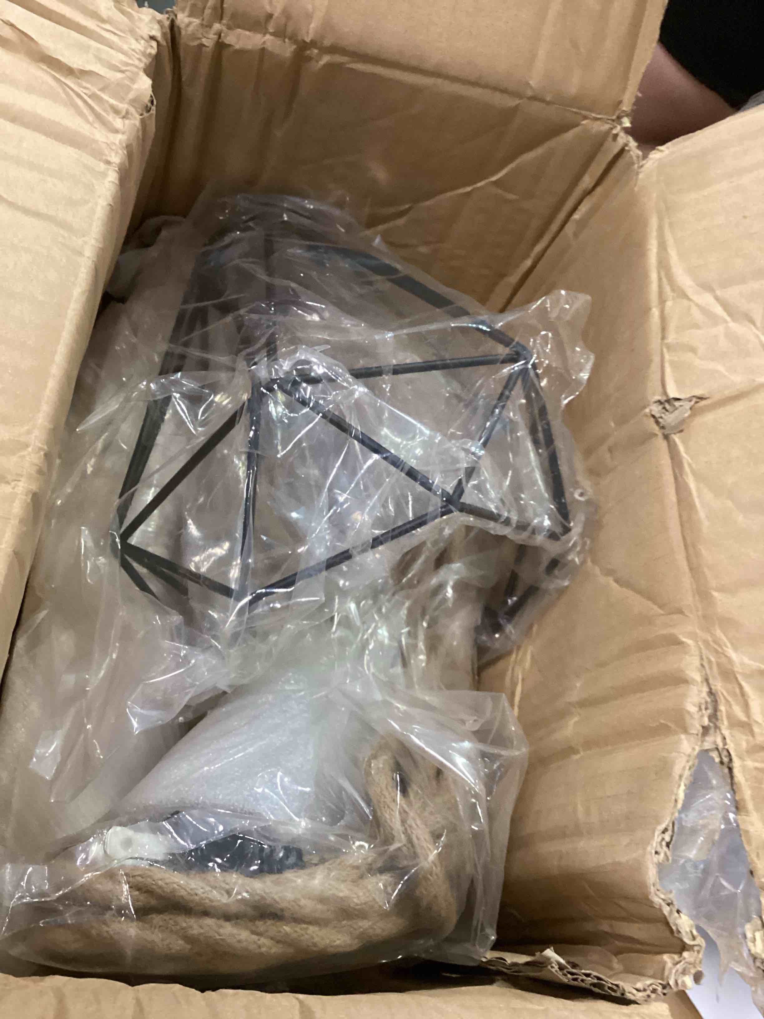 https://s3.amazonaws.com/lotting-images-prod/bidfta/PNK2308685_1746637215650.jpeg