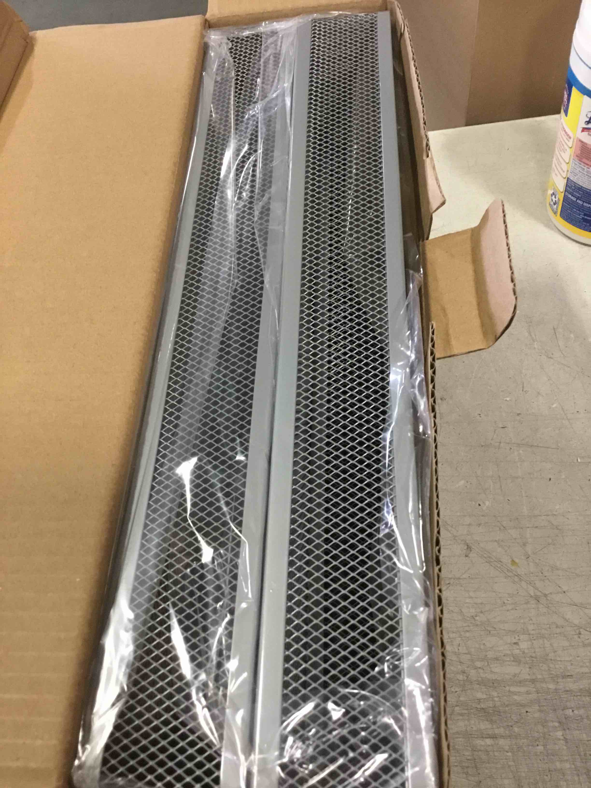 https://s3.amazonaws.com/lotting-images-prod/bidfta/PNK2321374_1743018223475.jpeg