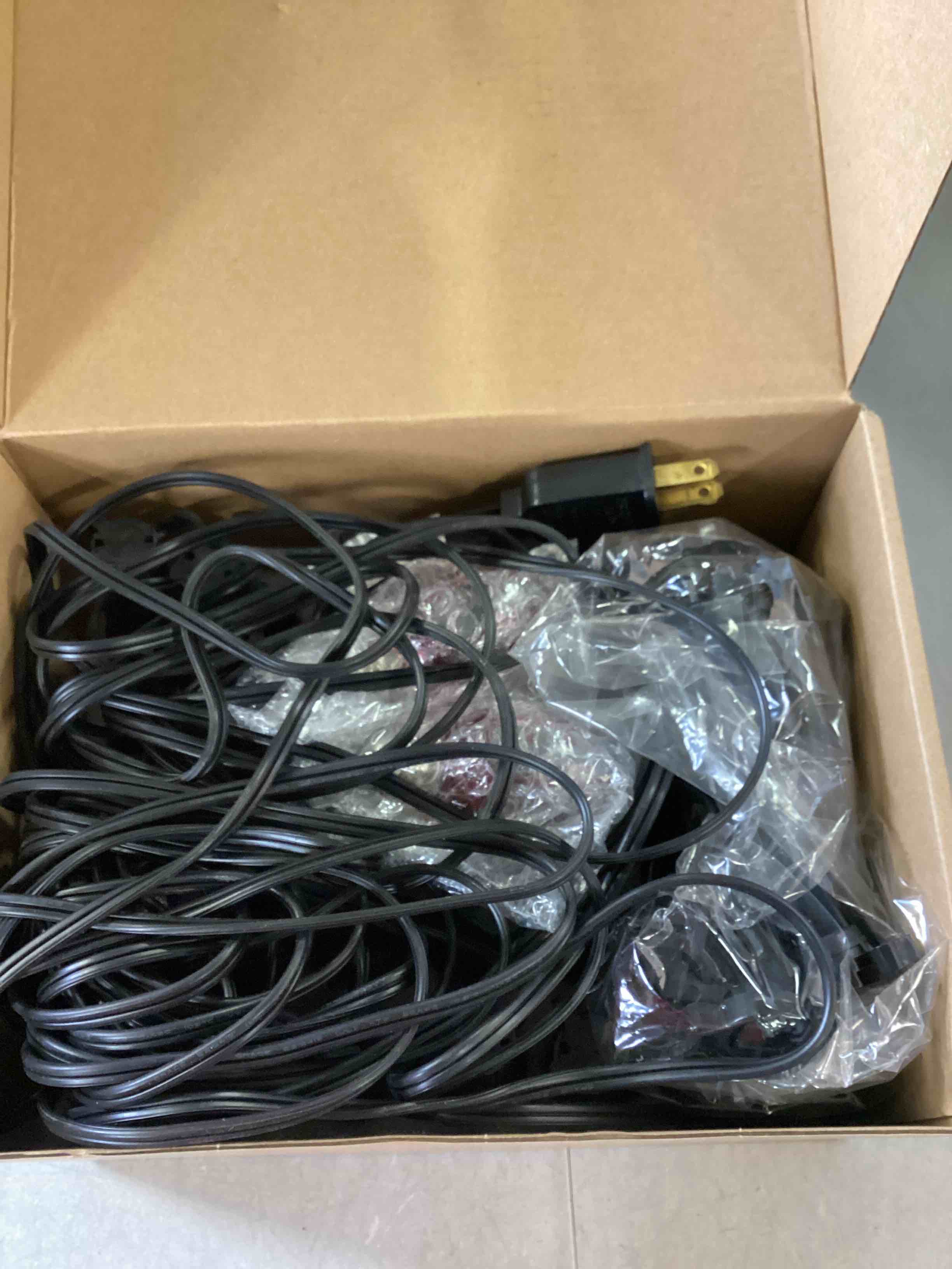 https://s3.amazonaws.com/lotting-images-prod/bidfta/PNK2321992_1744920099515.jpeg