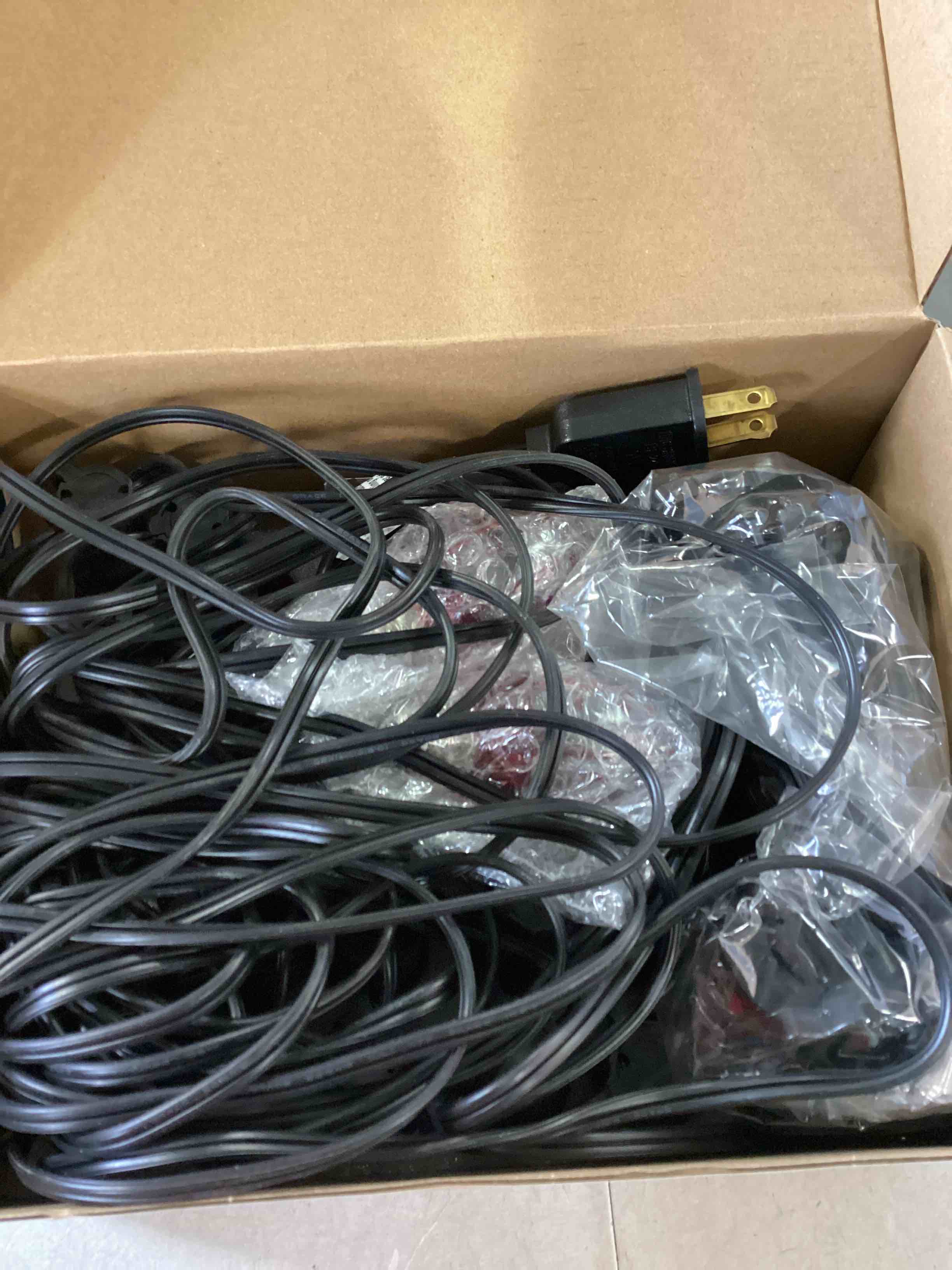 https://s3.amazonaws.com/lotting-images-prod/bidfta/PNK2321992_1744920102213.jpeg