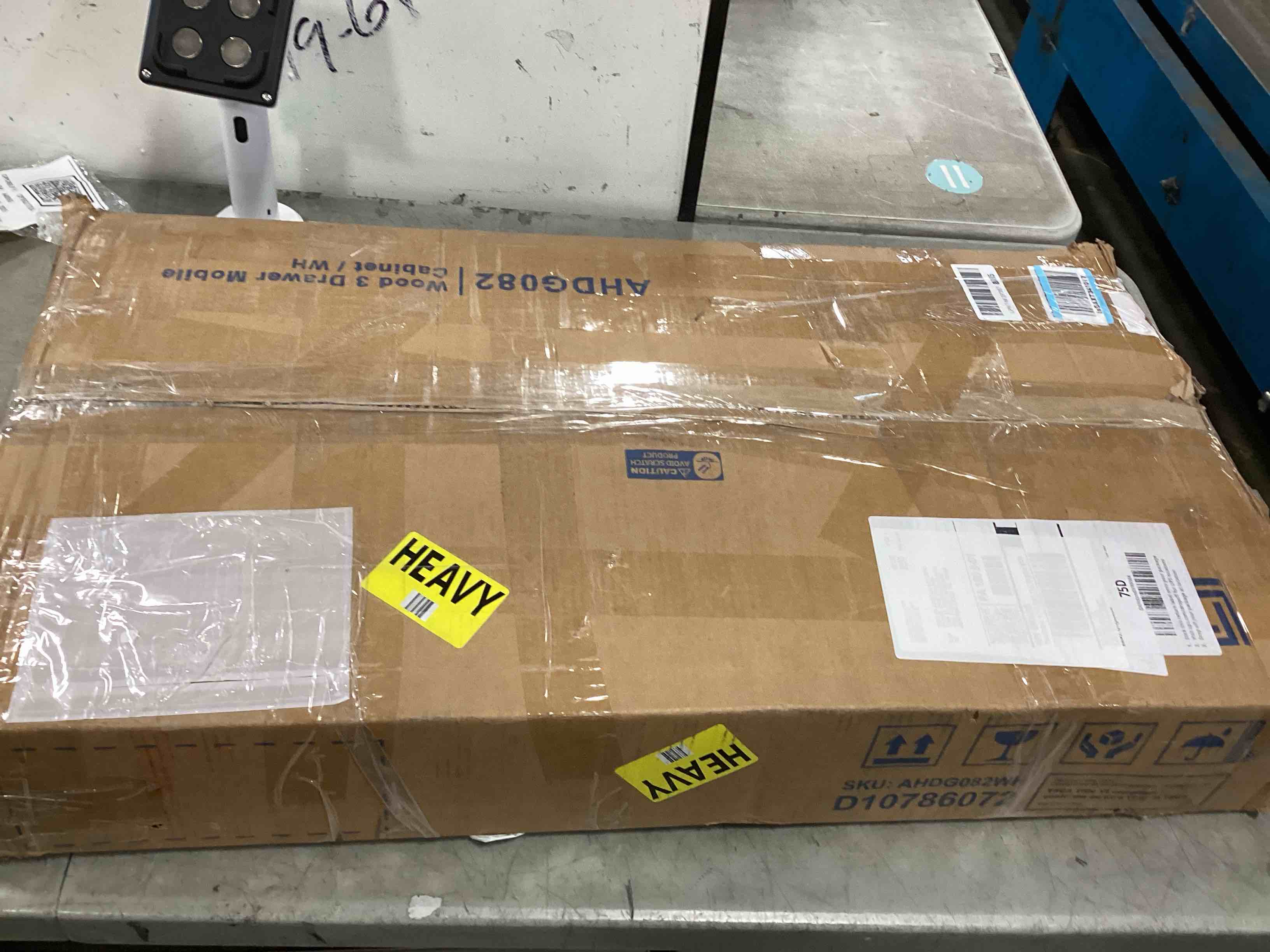 https://s3.amazonaws.com/lotting-images-prod/bidfta/PNK2324276_1745249160957.jpeg