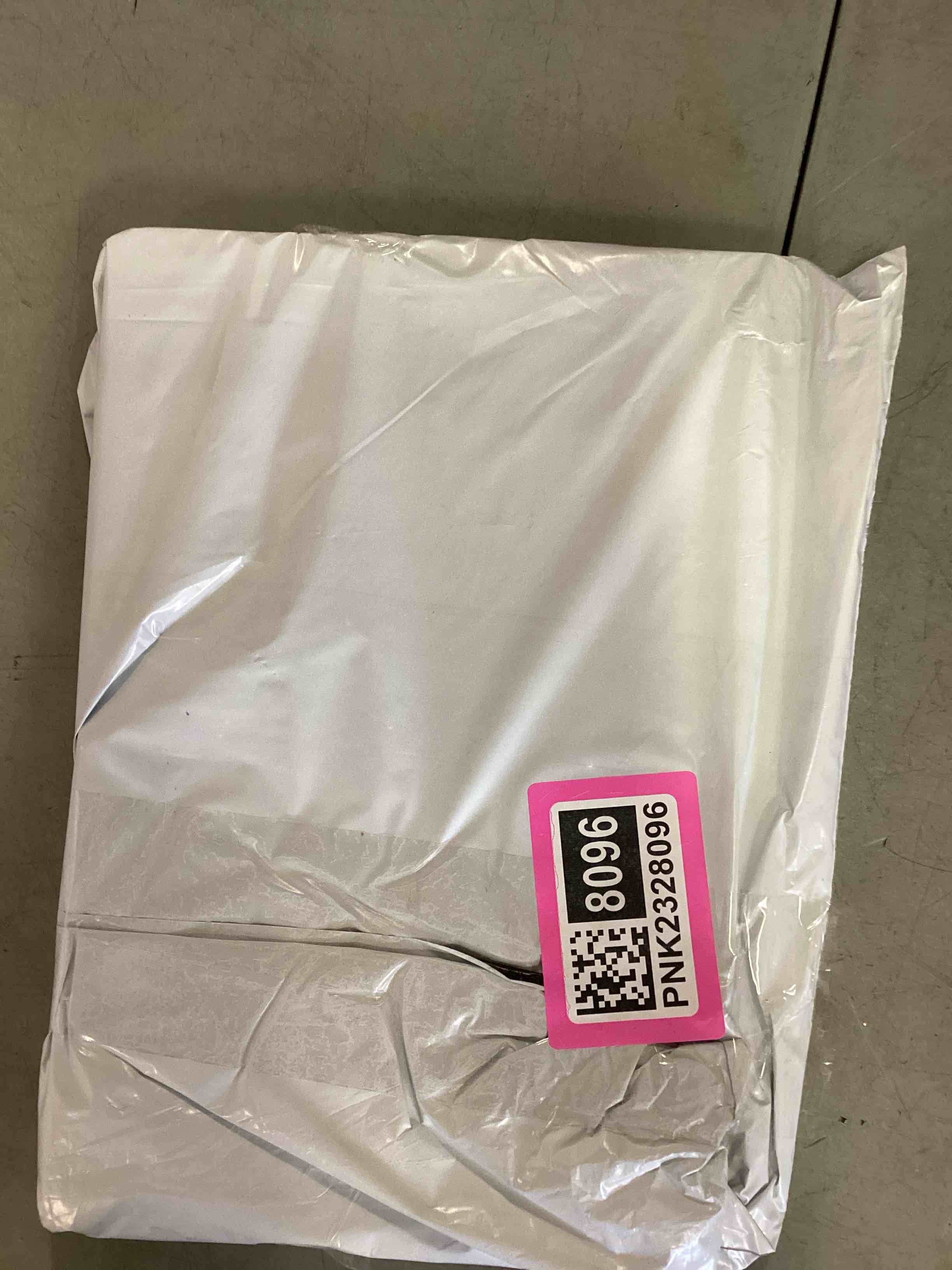 https://s3.amazonaws.com/lotting-images-prod/bidfta/PNK2328096_1745352832653.jpeg