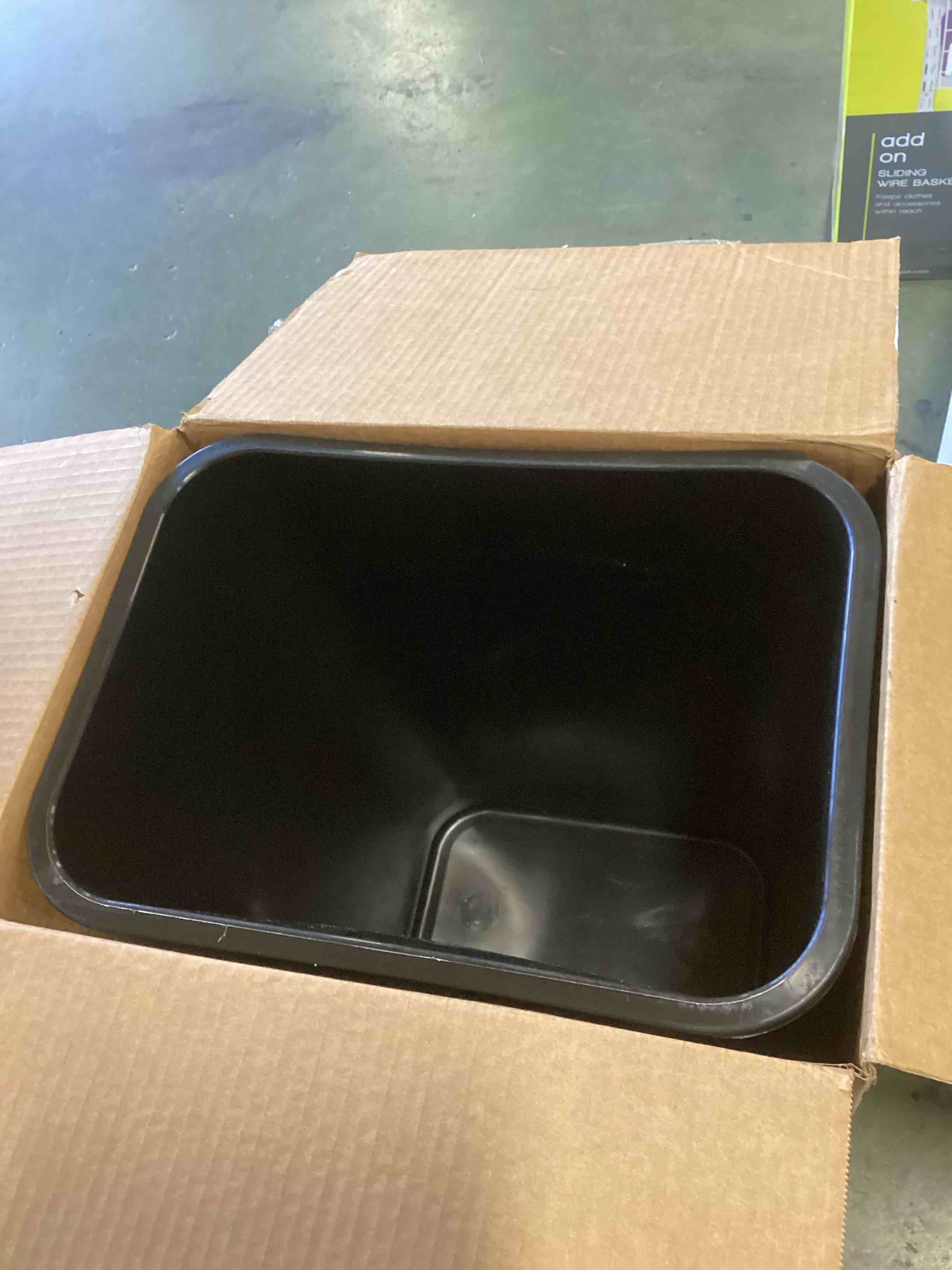 https://s3.amazonaws.com/lotting-images-prod/bidfta/PNK2330383_1741118590546.jpeg