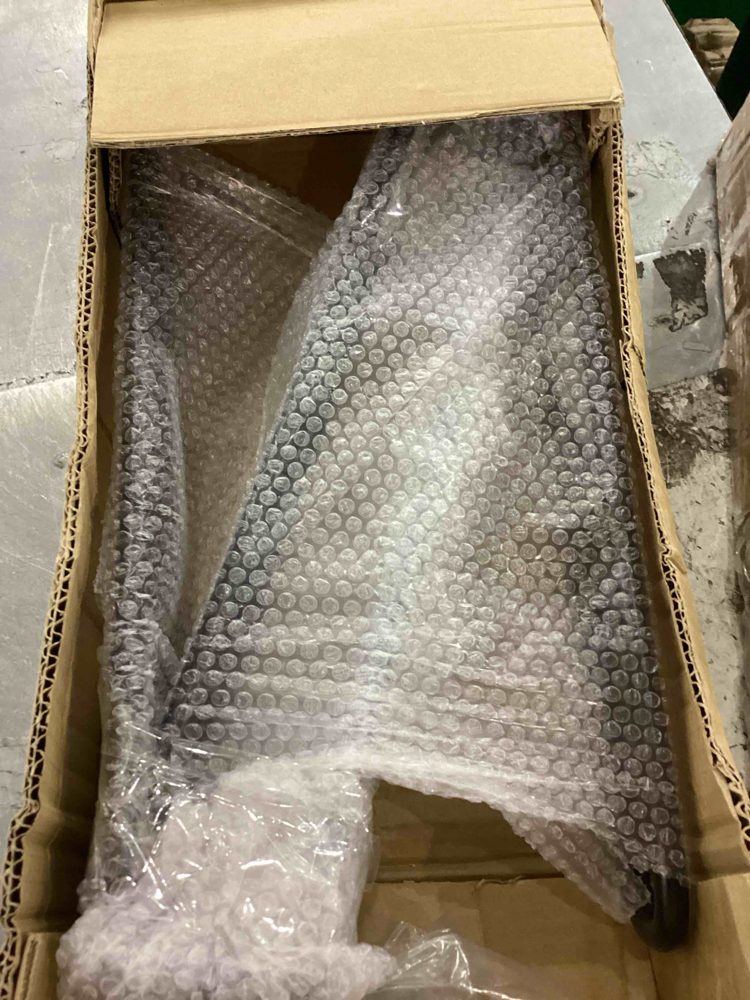 https://s3.amazonaws.com/lotting-images-prod/bidfta/PNK2344848_1753875036200.jpeg