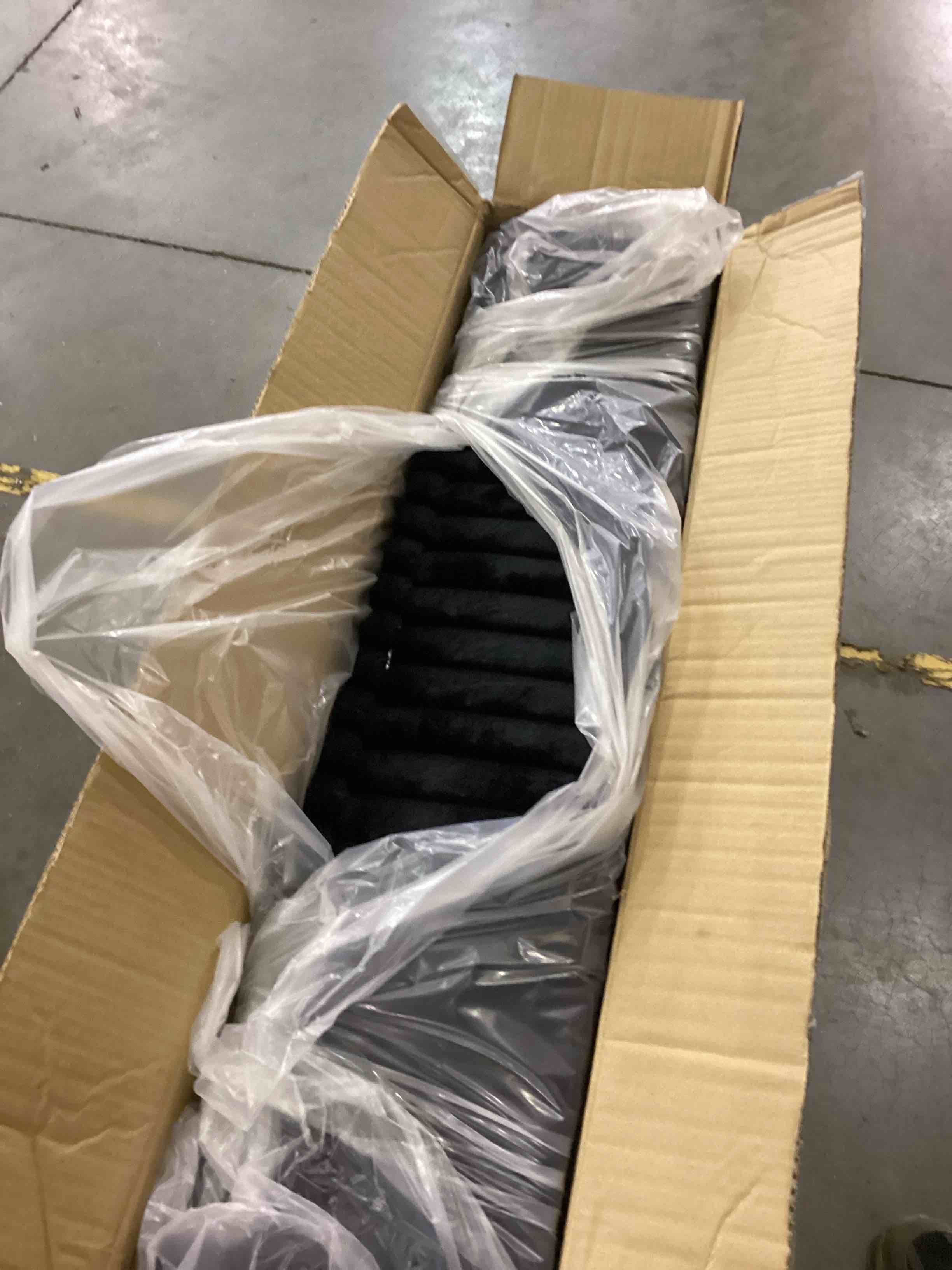 https://s3.amazonaws.com/lotting-images-prod/bidfta/PNK2346409_1753794123068.jpeg