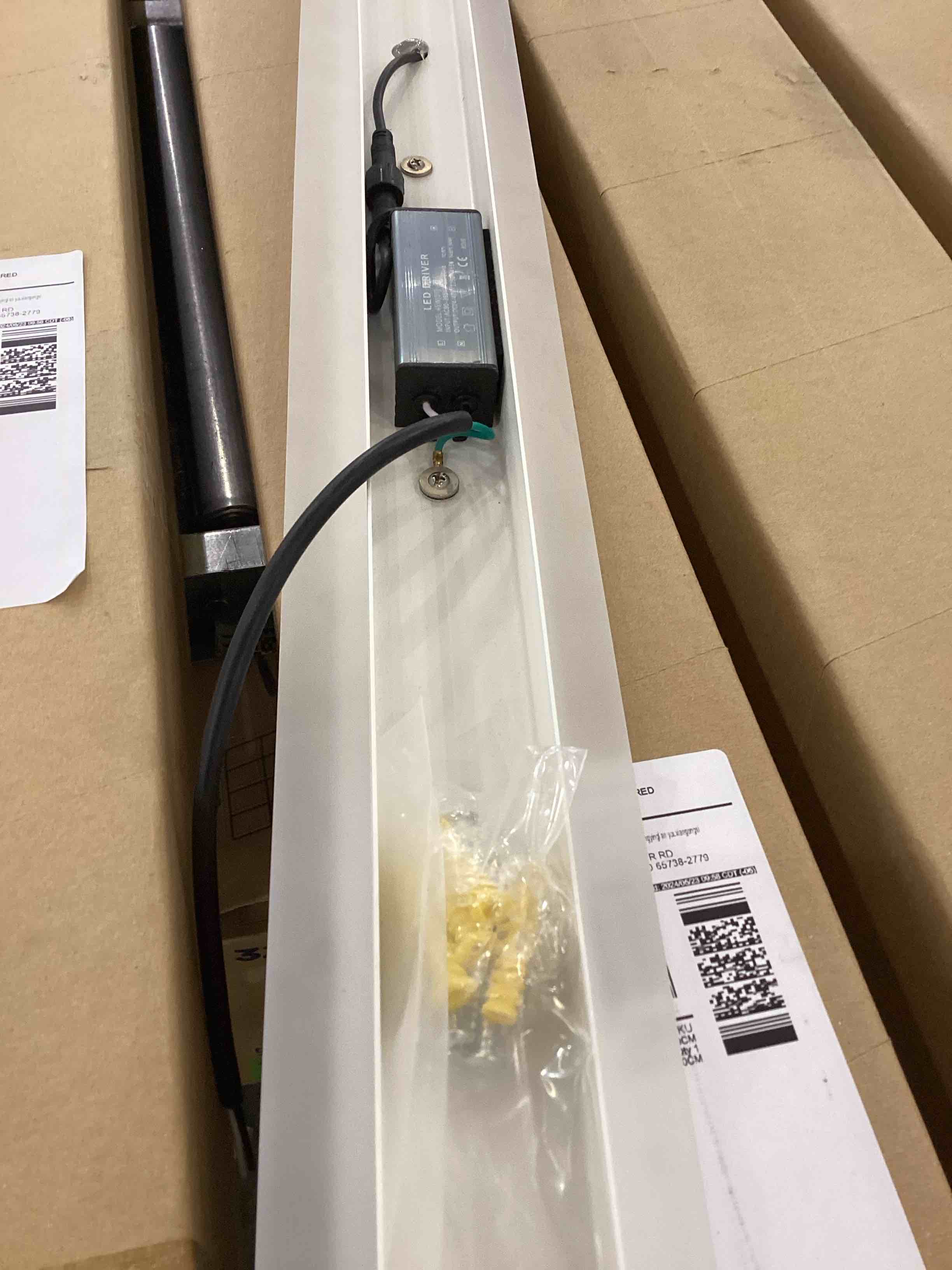 https://s3.amazonaws.com/lotting-images-prod/bidfta/PNK2350170_1753975523643.jpeg
