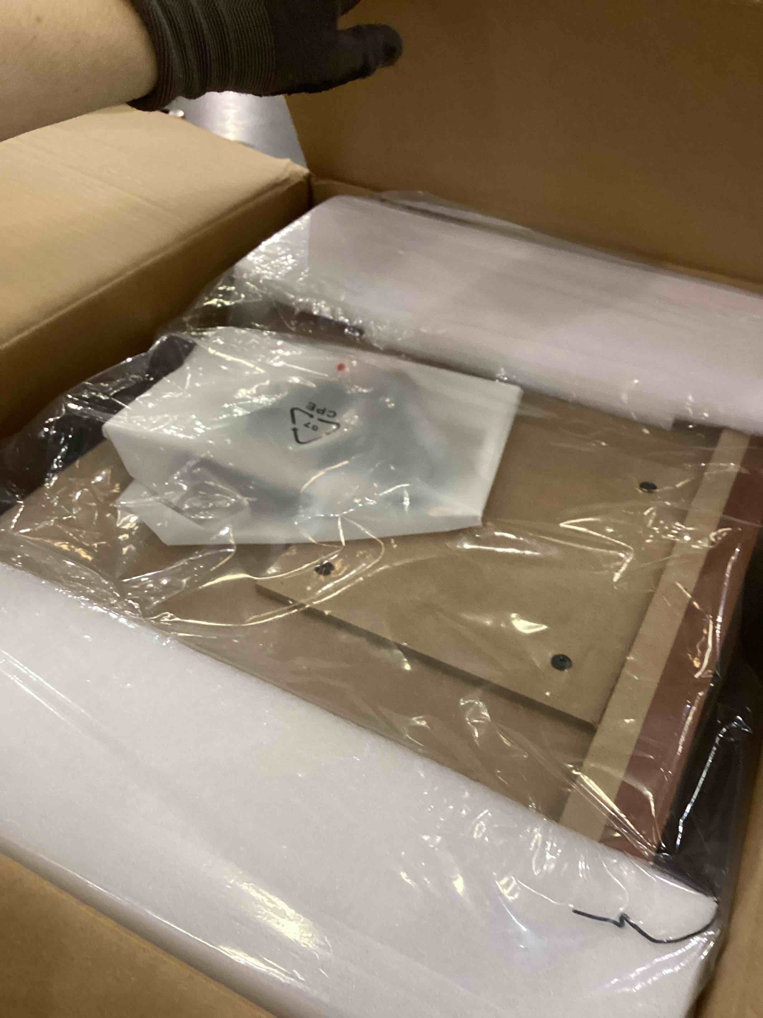 https://s3.amazonaws.com/lotting-images-prod/bidfta/PNK2351779_1754575208477.jpeg