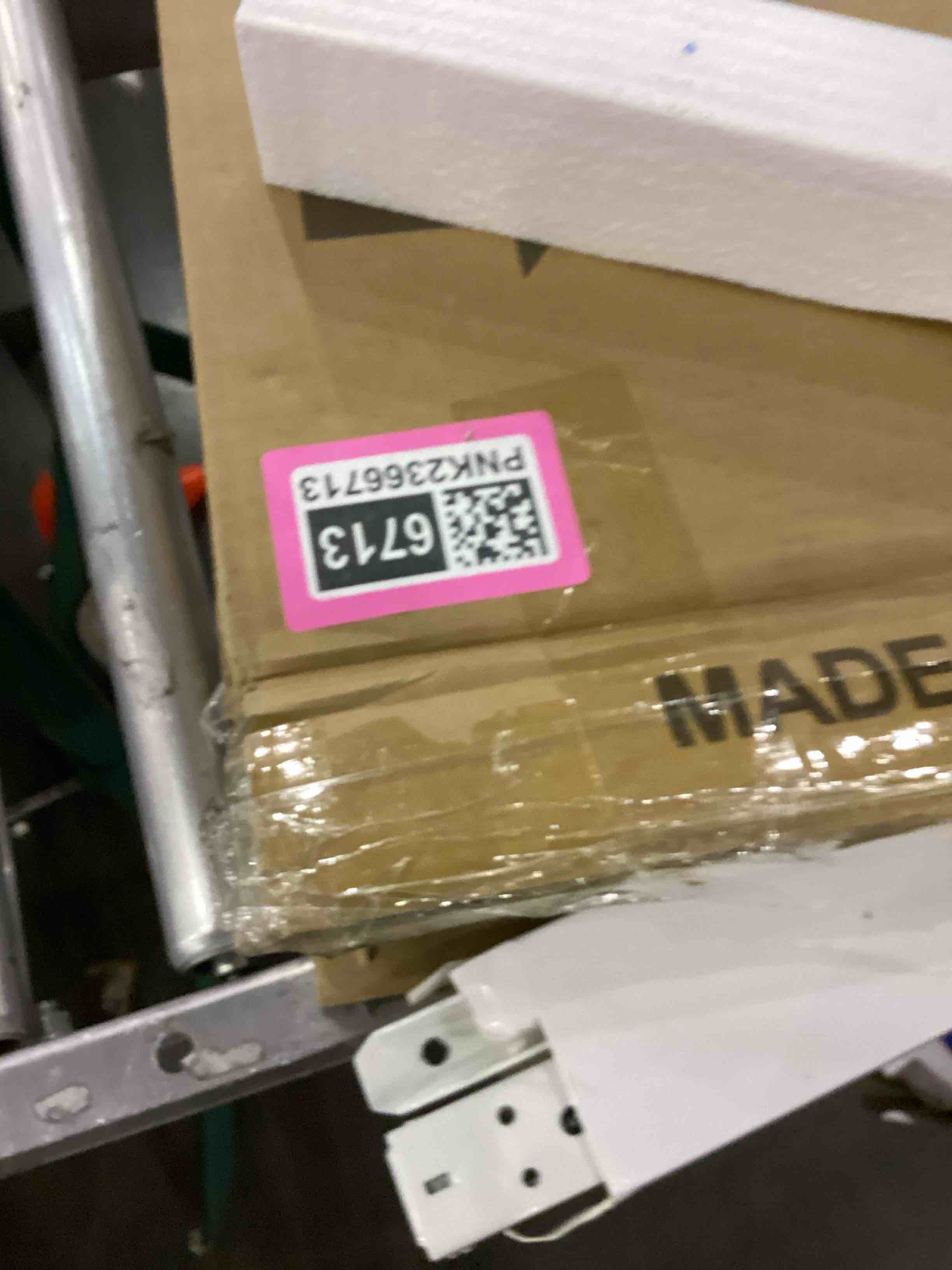 https://s3.amazonaws.com/lotting-images-prod/bidfta/PNK2366713_1754652441336.jpeg