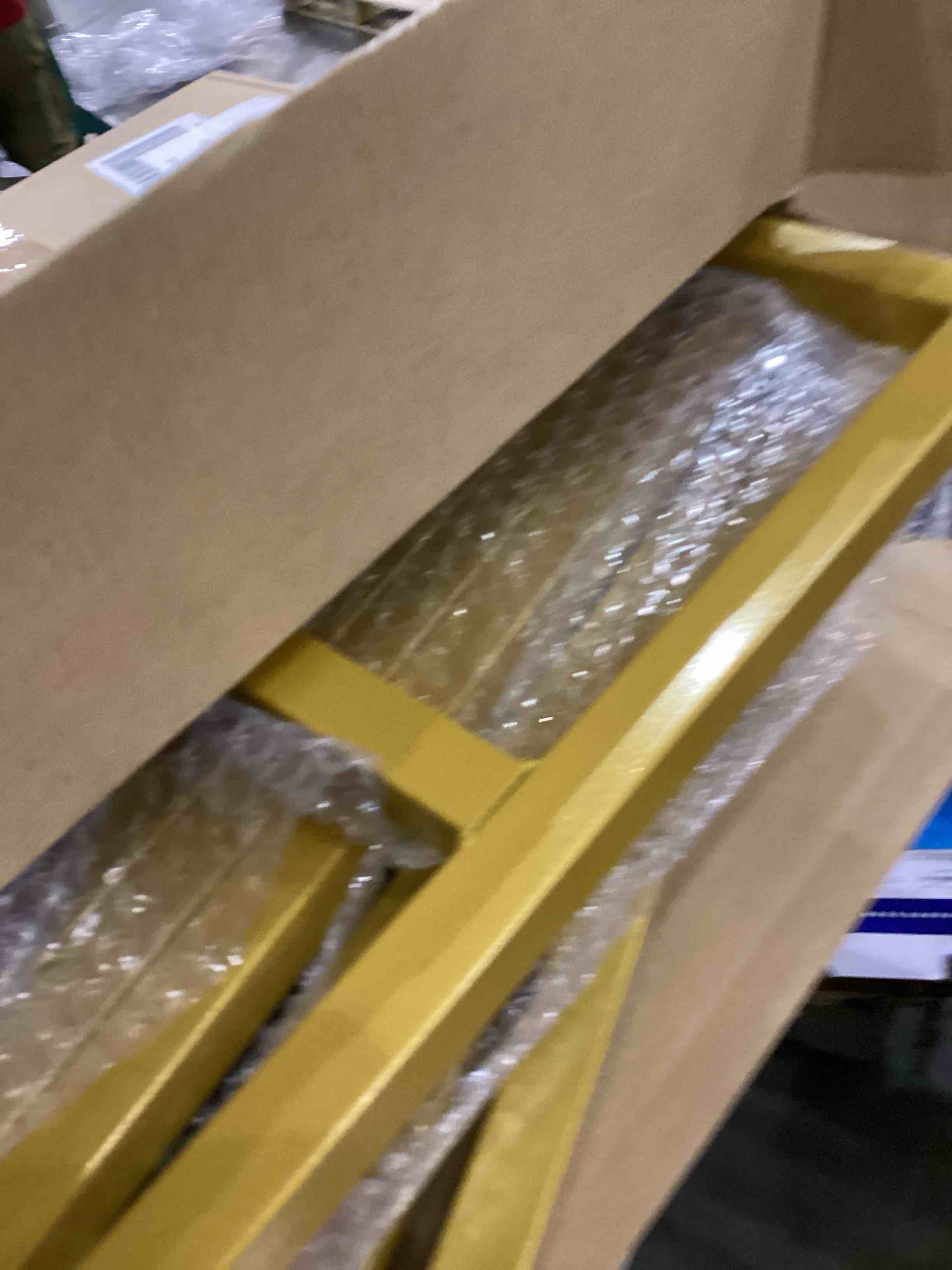 https://s3.amazonaws.com/lotting-images-prod/bidfta/PNK2366800_1754656764334.jpeg