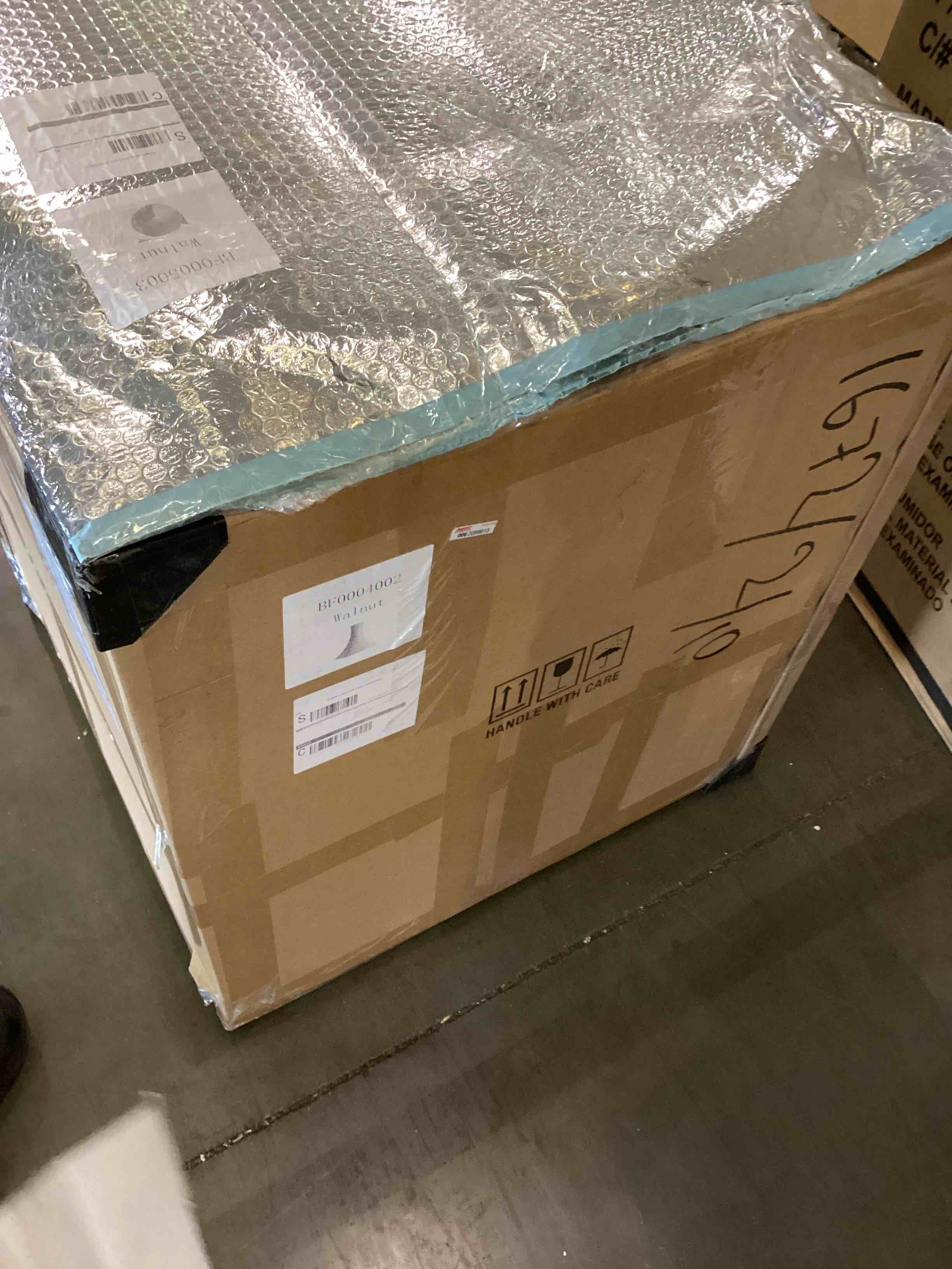 https://s3.amazonaws.com/lotting-images-prod/bidfta/PNK2368340_1754062363571.jpeg