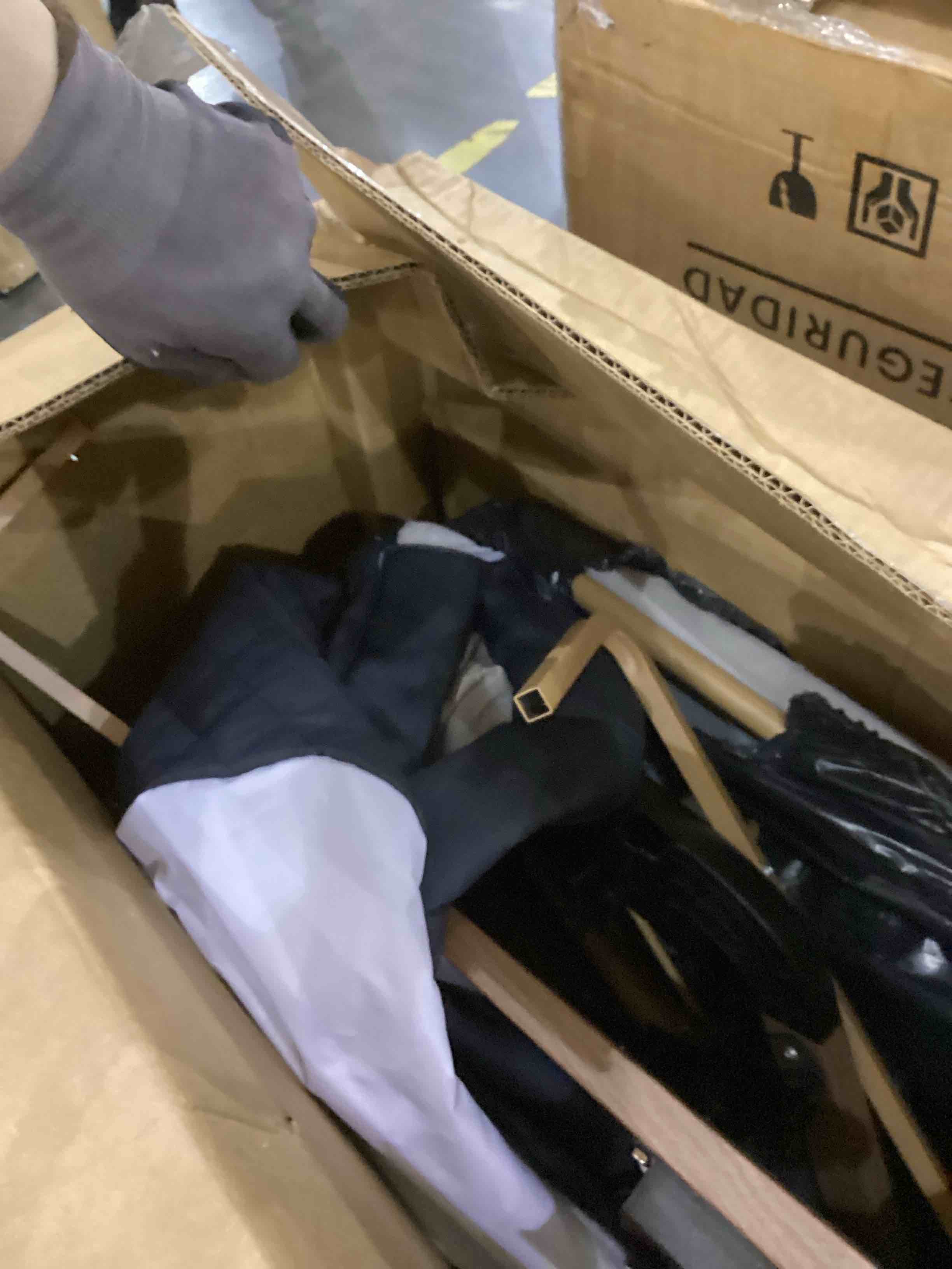 https://s3.amazonaws.com/lotting-images-prod/bidfta/PNK2369246_1754567289003.jpeg