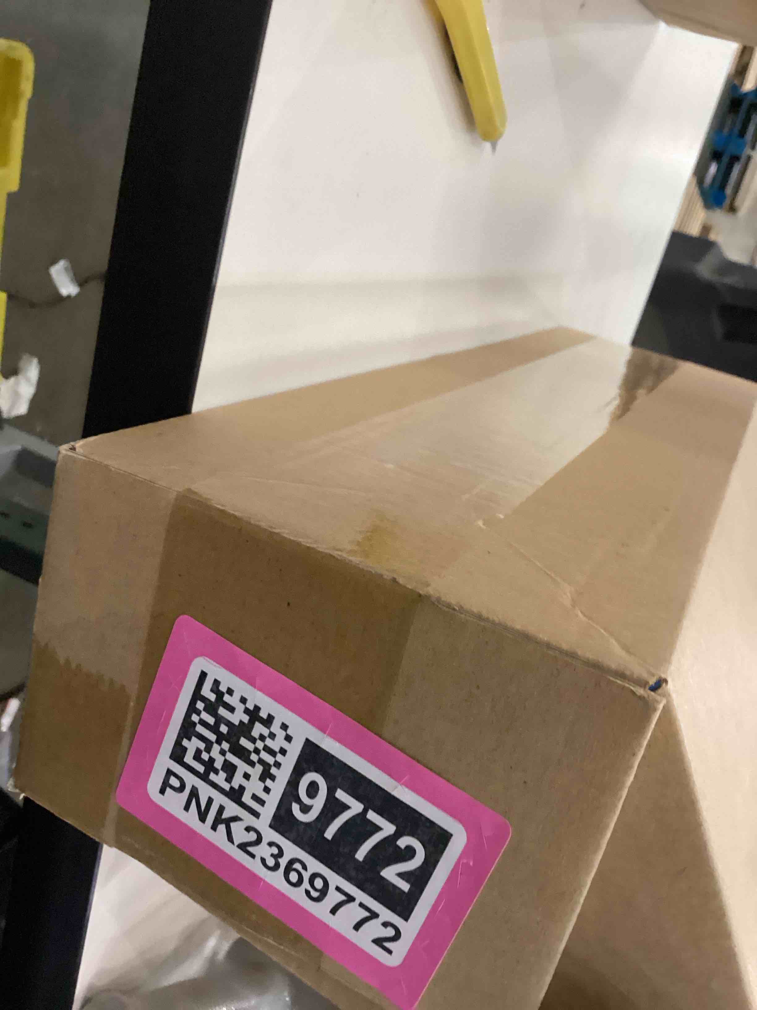 https://s3.amazonaws.com/lotting-images-prod/bidfta/PNK2369771_1754664326593.jpeg