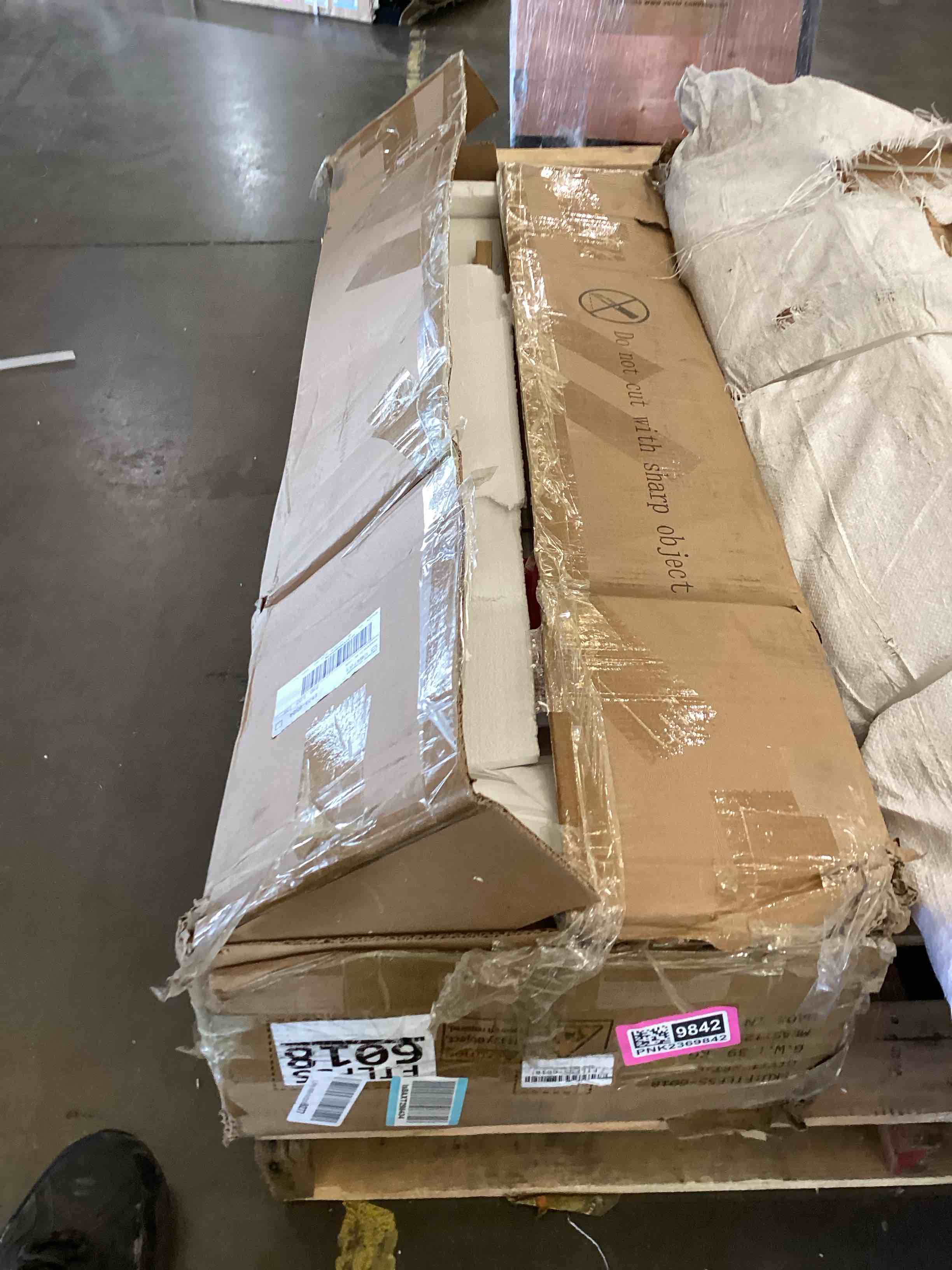 https://s3.amazonaws.com/lotting-images-prod/bidfta/PNK2369842_1754673669555.jpeg