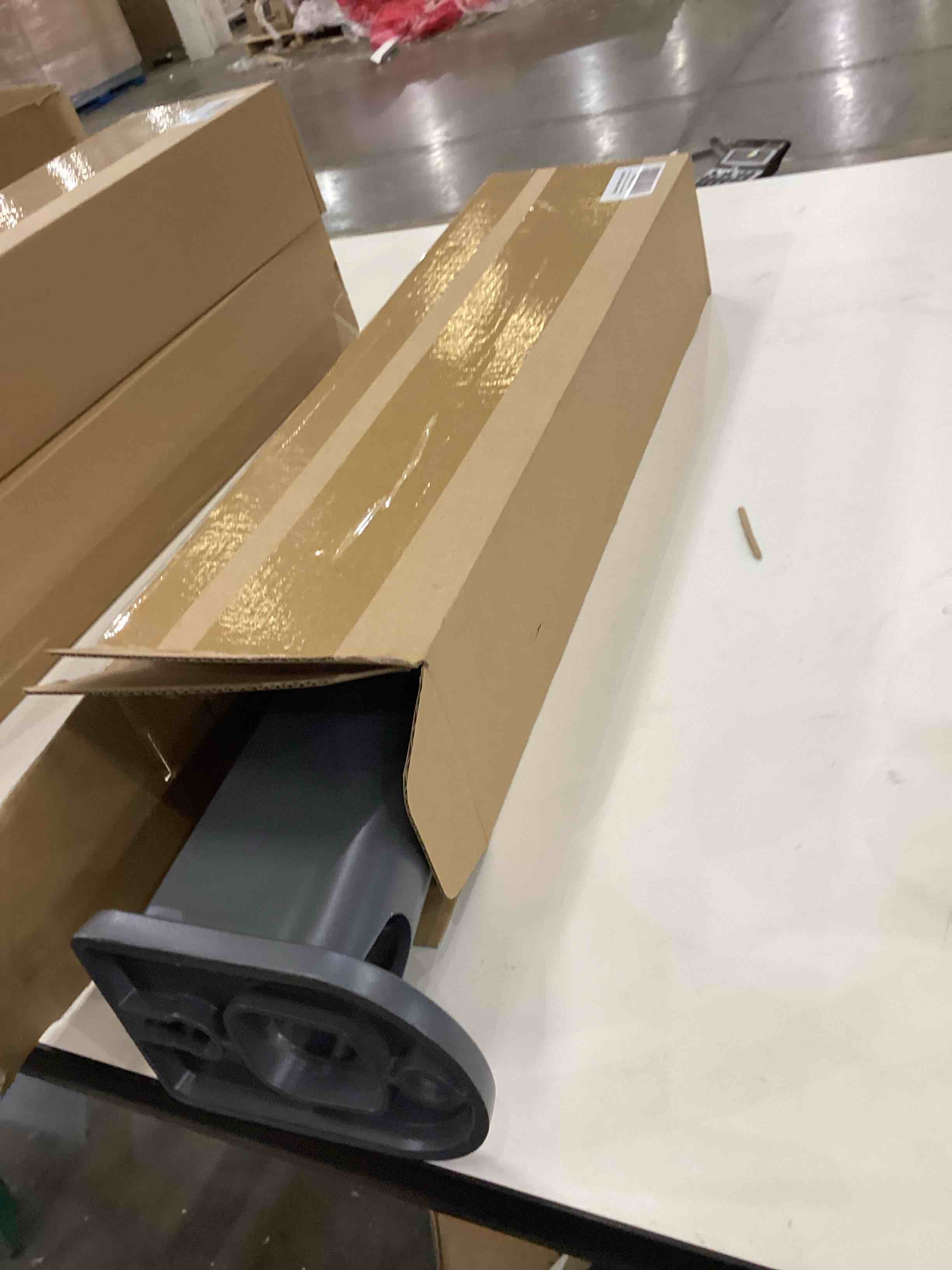 https://s3.amazonaws.com/lotting-images-prod/bidfta/PNK2370124_1754662724078.jpeg