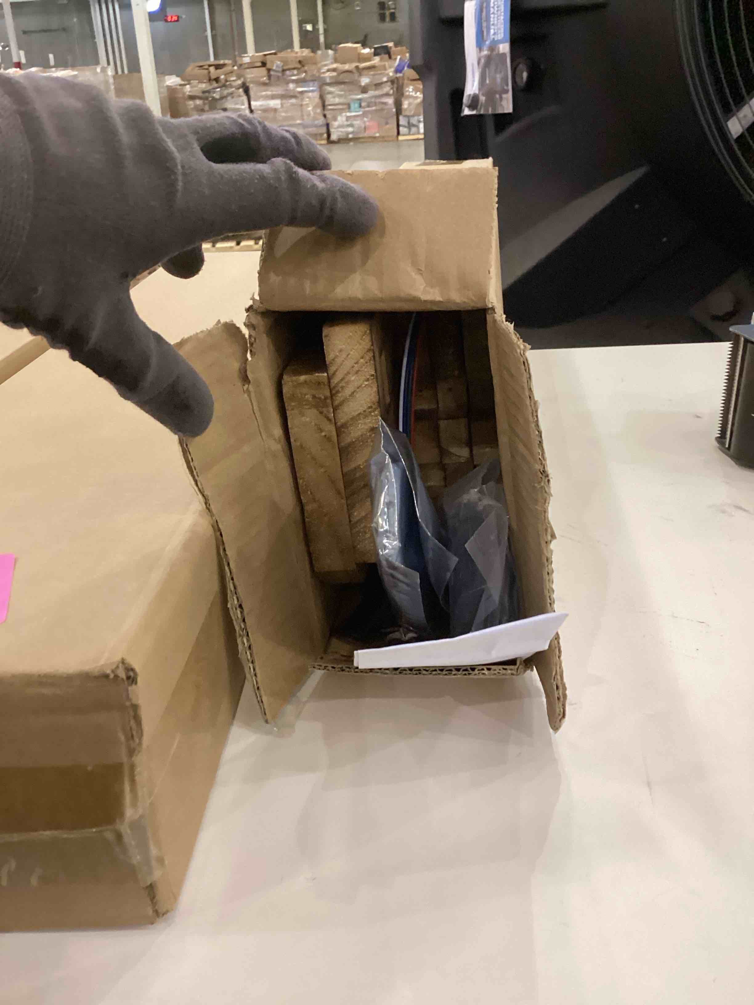 https://s3.amazonaws.com/lotting-images-prod/bidfta/PNK2370135_1754663077113.jpeg