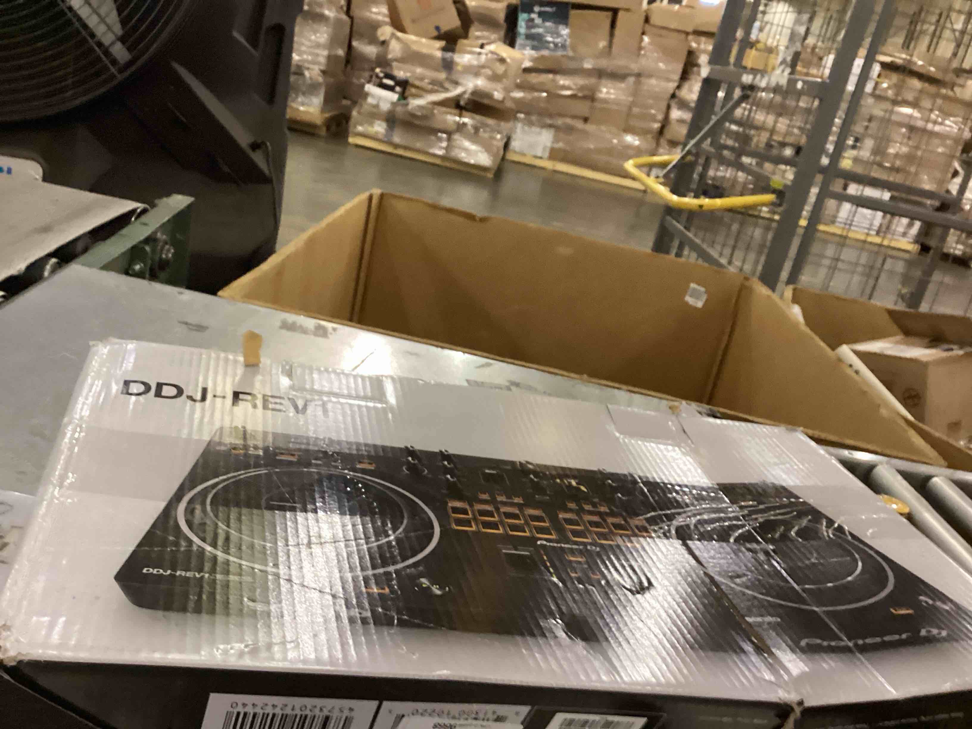 https://s3.amazonaws.com/lotting-images-prod/bidfta/PNK2374069_1753969682806.jpeg