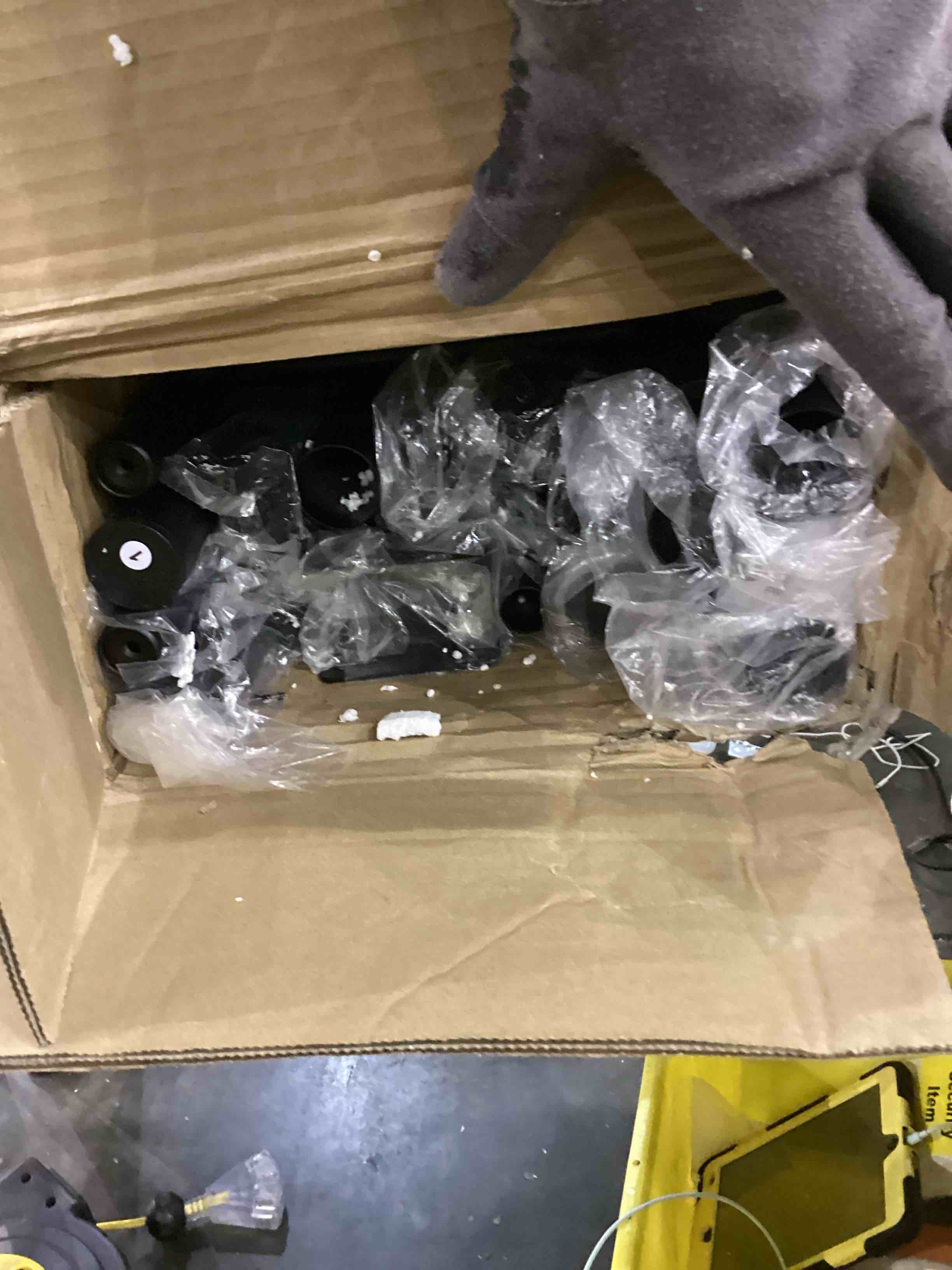 https://s3.amazonaws.com/lotting-images-prod/bidfta/PNK2377659_1754564464196.jpeg