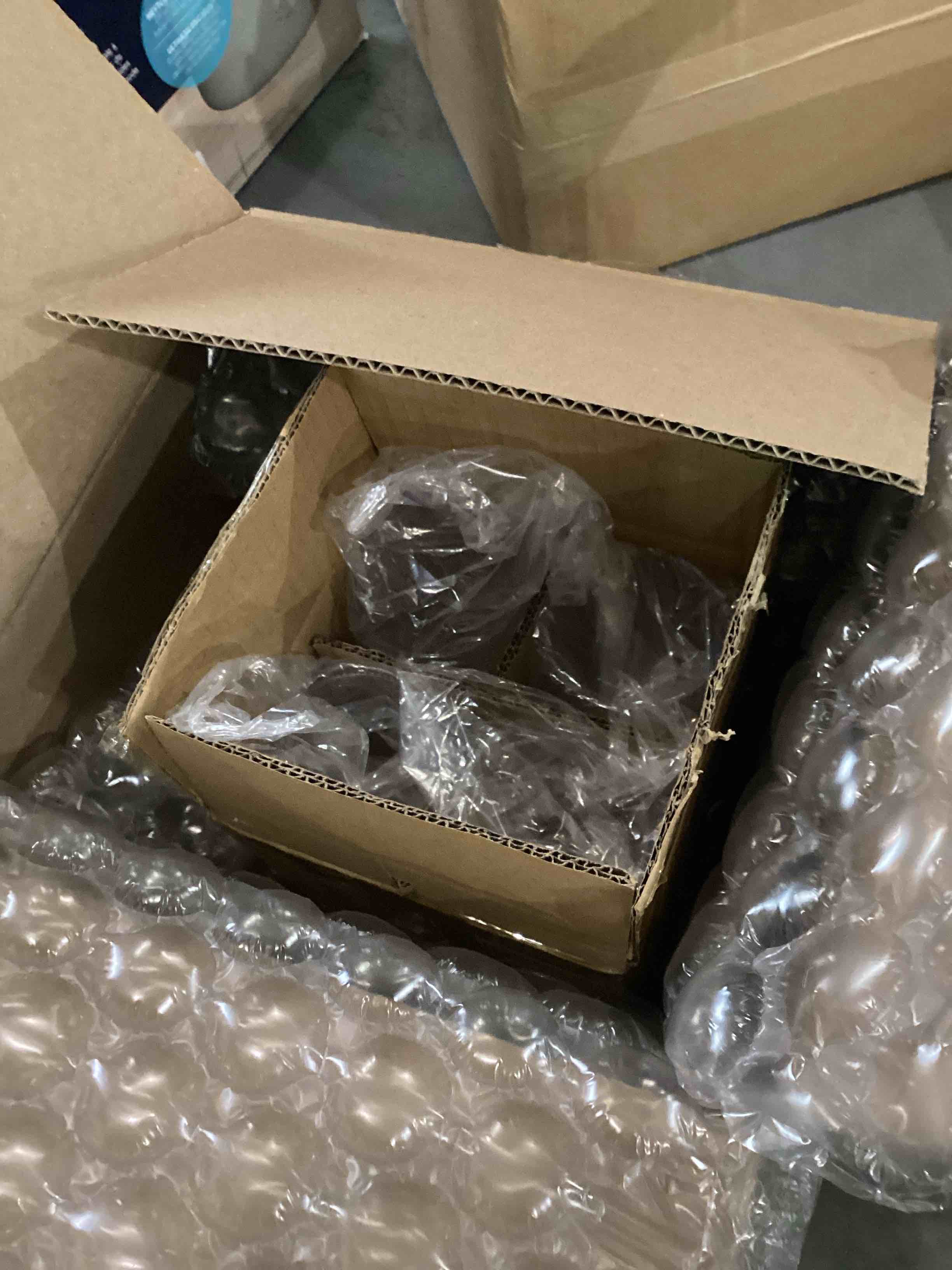 https://s3.amazonaws.com/lotting-images-prod/bidfta/PNK2381553_1757111462086.jpeg