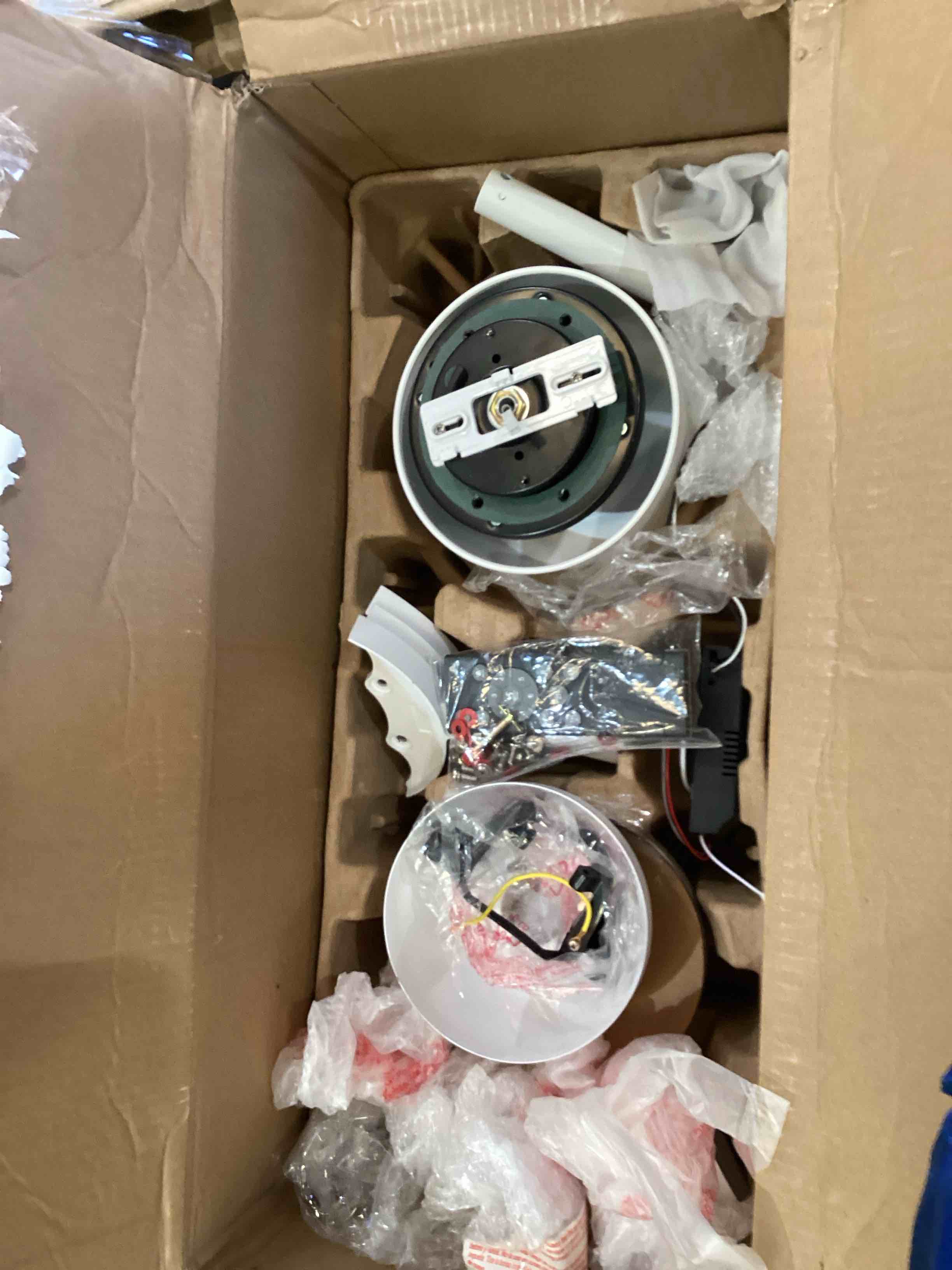 https://s3.amazonaws.com/lotting-images-prod/bidfta/PNK2381715_1757696477525.jpeg