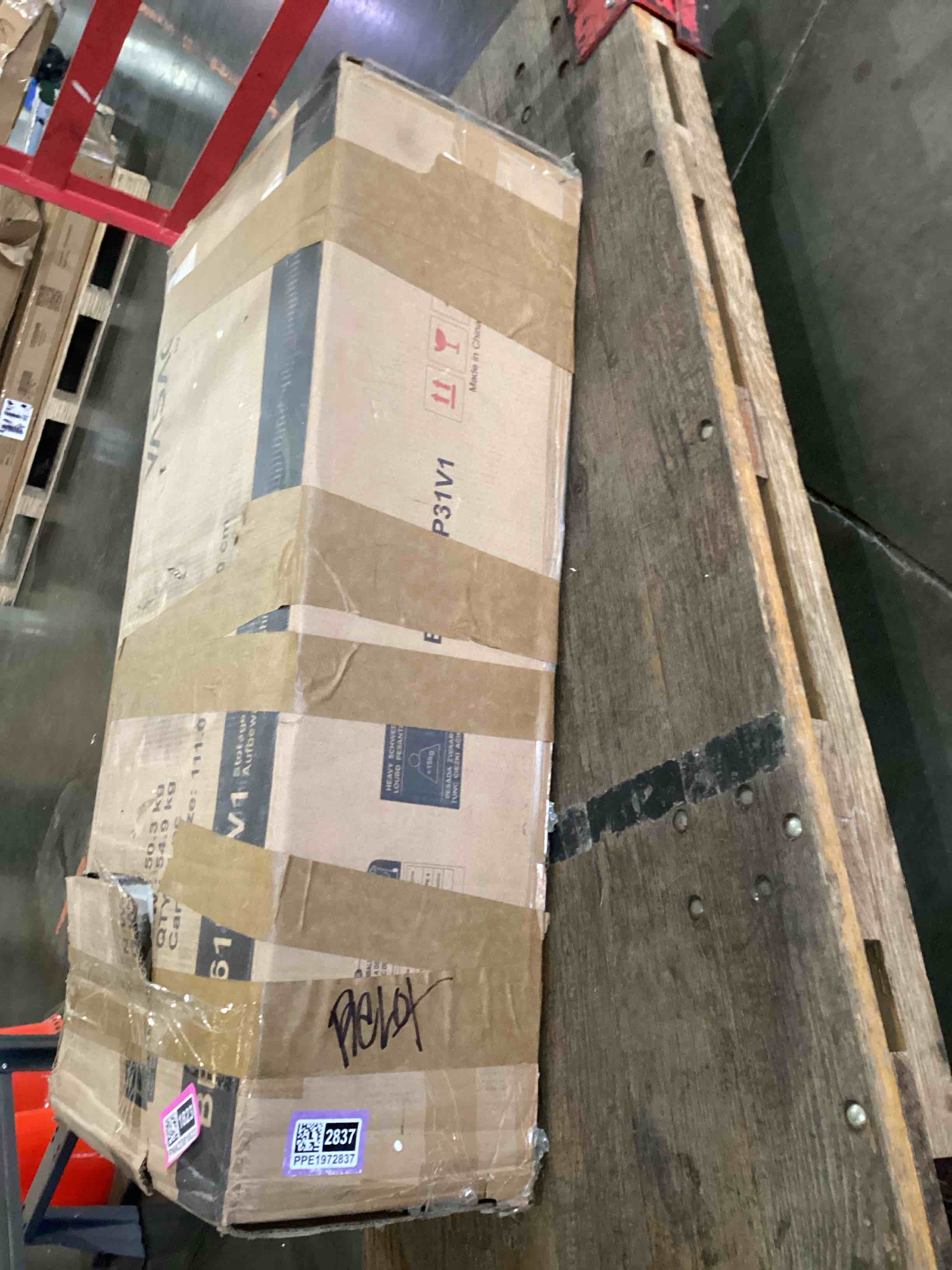 https://s3.amazonaws.com/lotting-images-prod/bidfta/PNK2382178_1758668402890.jpeg