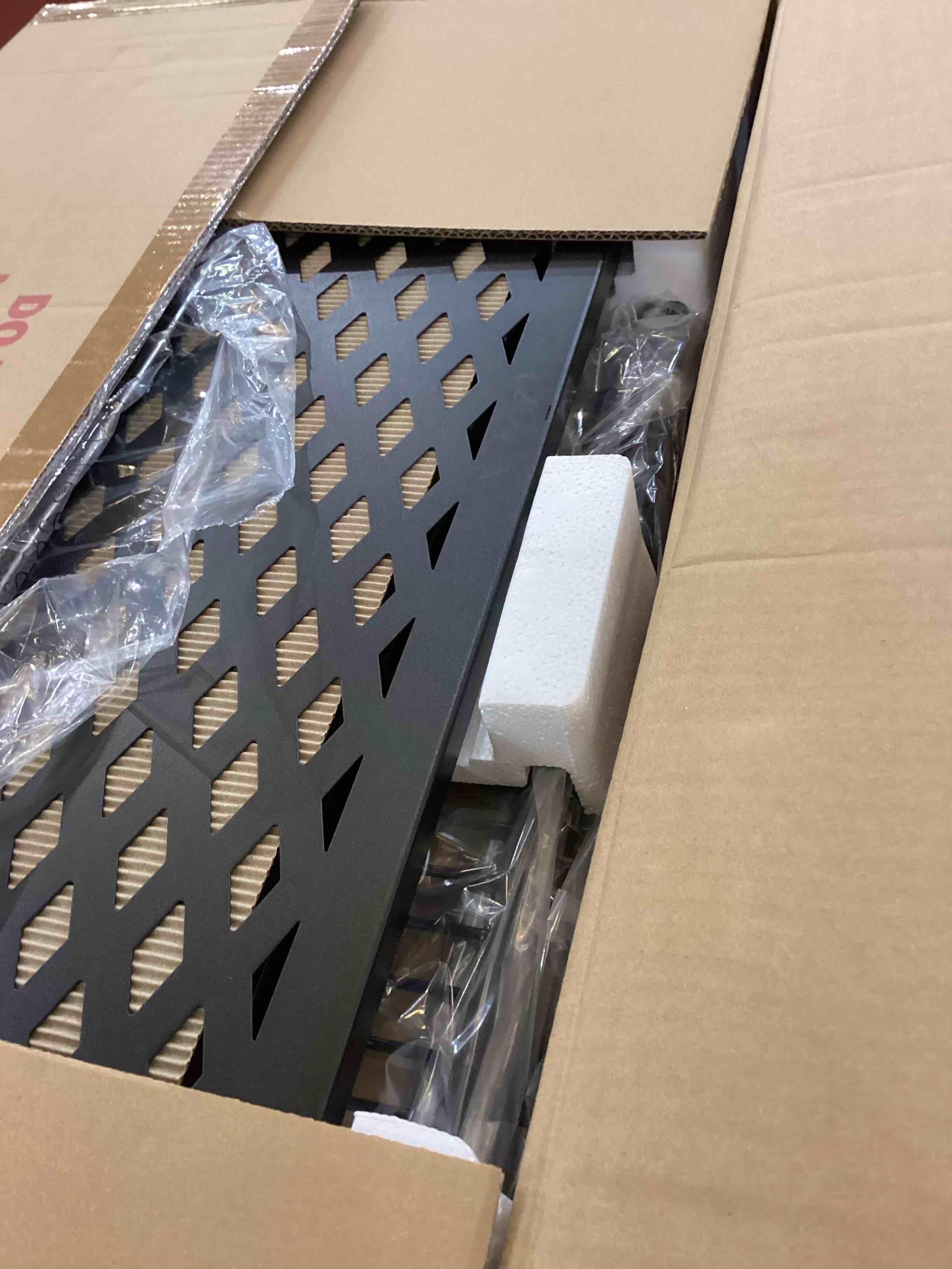 https://s3.amazonaws.com/lotting-images-prod/bidfta/PNK2384595_1755019922617.jpeg