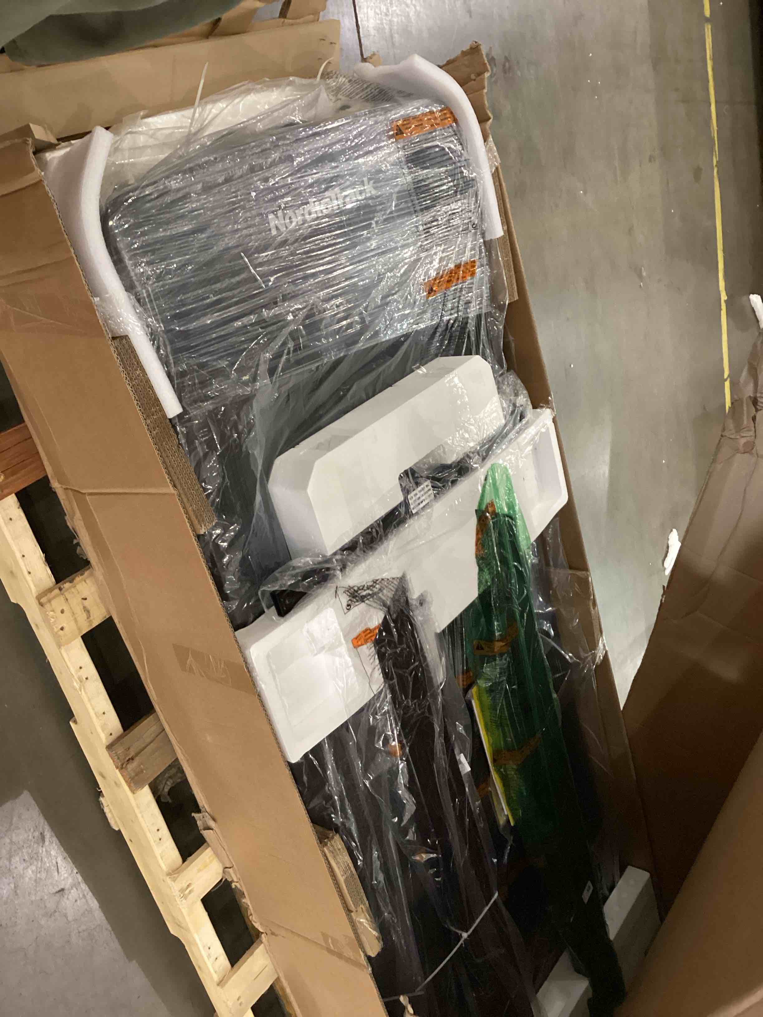 https://s3.amazonaws.com/lotting-images-prod/bidfta/PNK2392142_1755176122632.jpeg