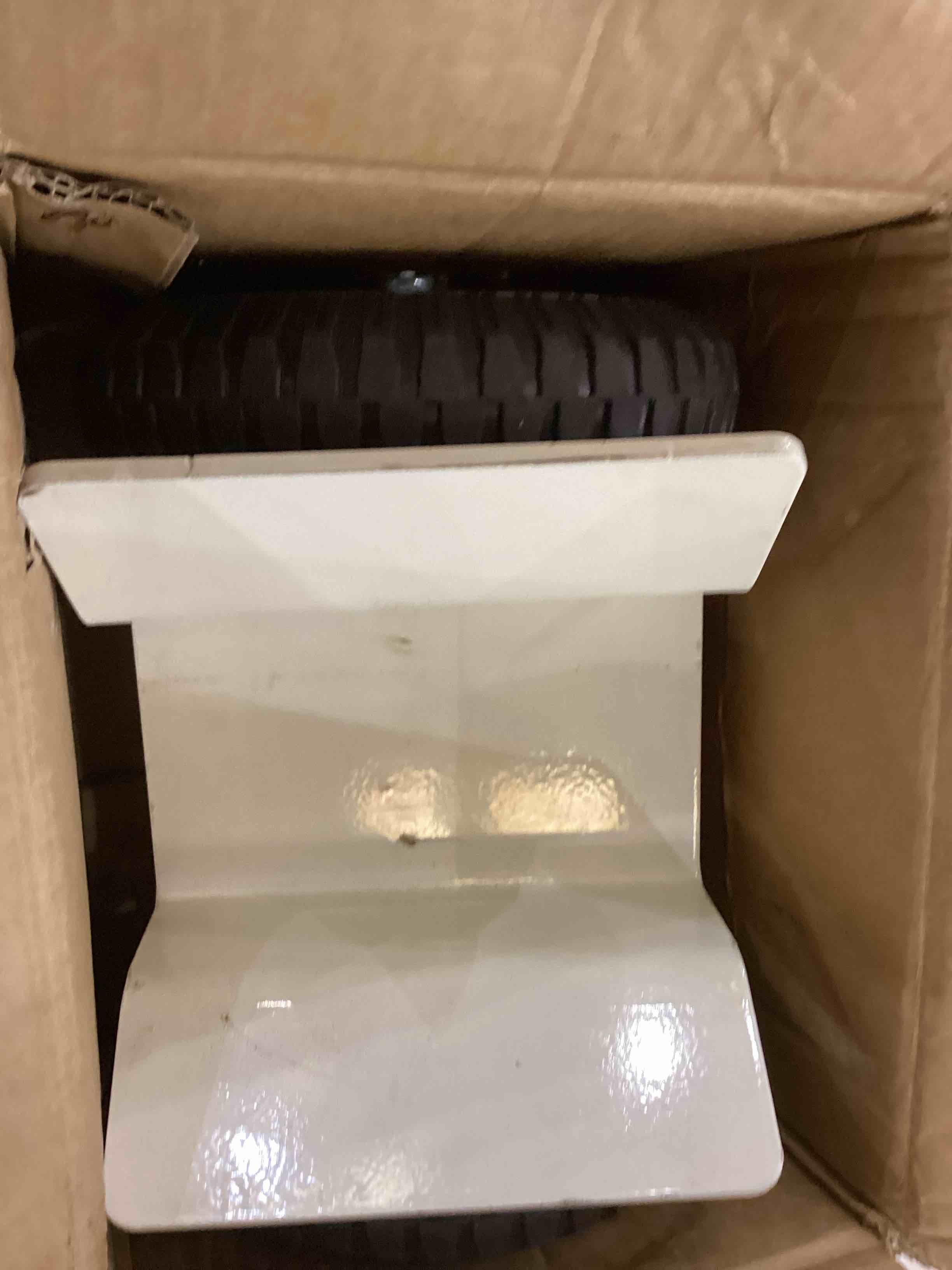 https://s3.amazonaws.com/lotting-images-prod/bidfta/PNK2393590_1756998714253.jpeg