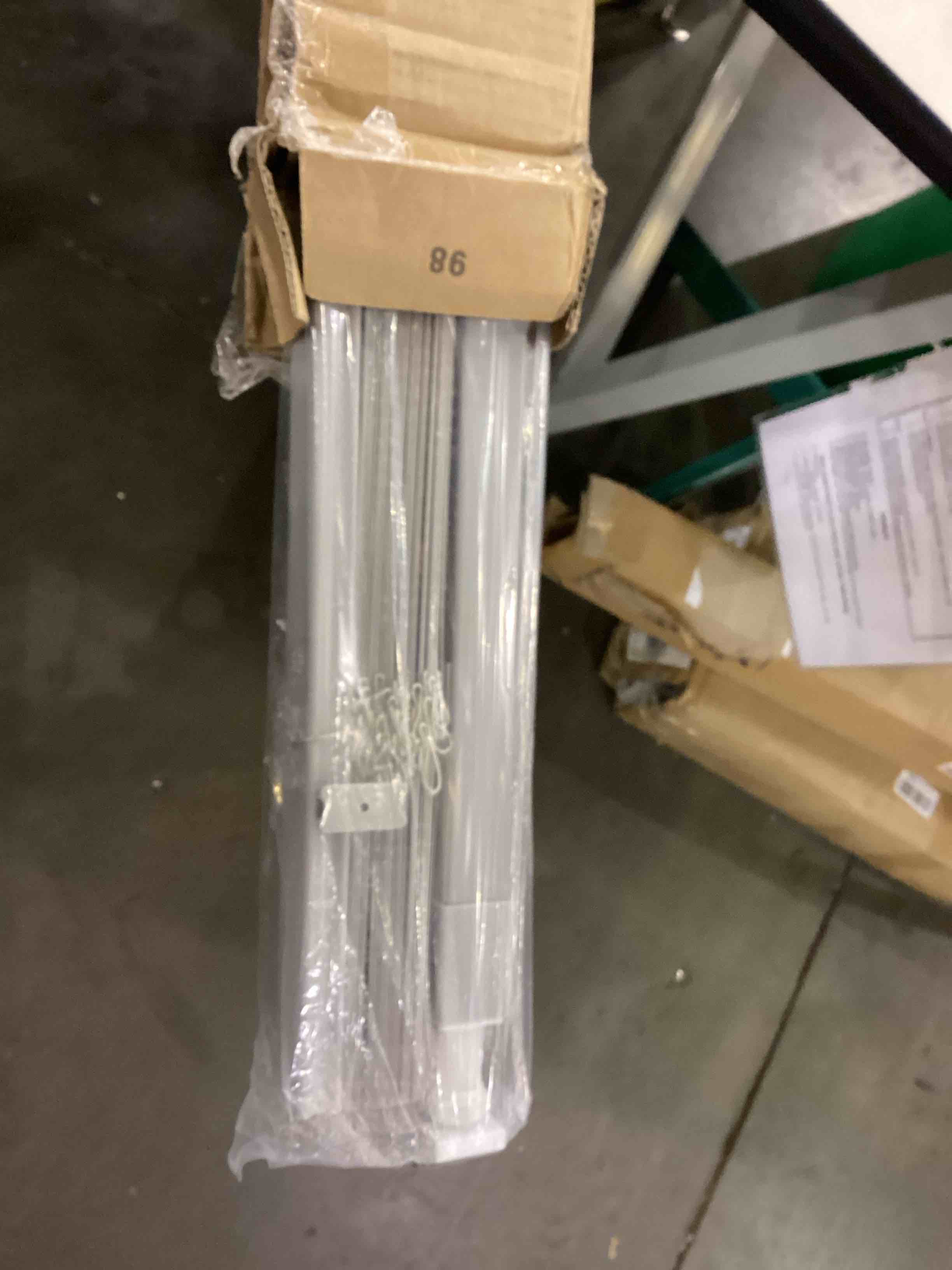 https://s3.amazonaws.com/lotting-images-prod/bidfta/PNK2414009_1757683721343.jpeg