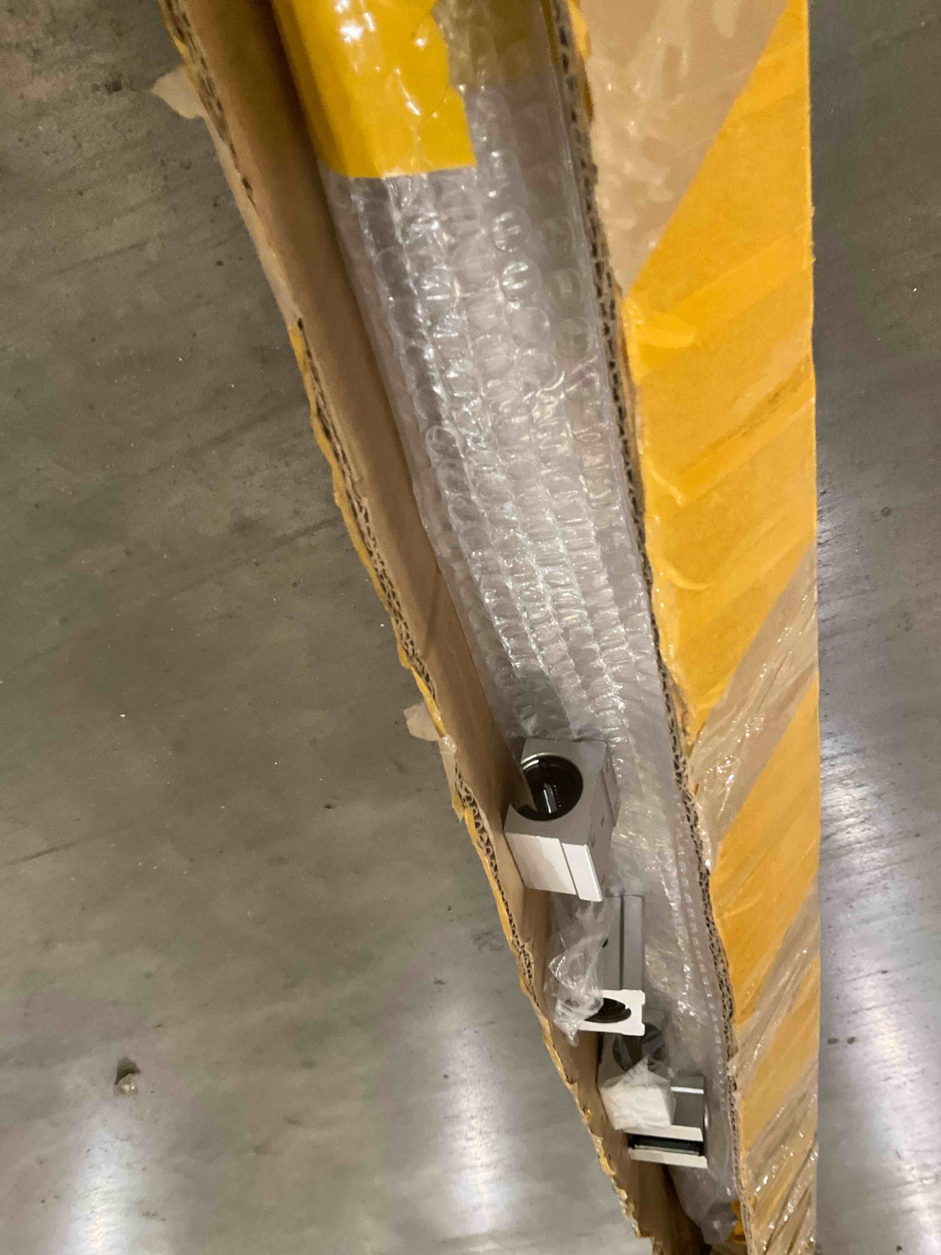 https://s3.amazonaws.com/lotting-images-prod/bidfta/PNK2444537_1750355440140.jpeg