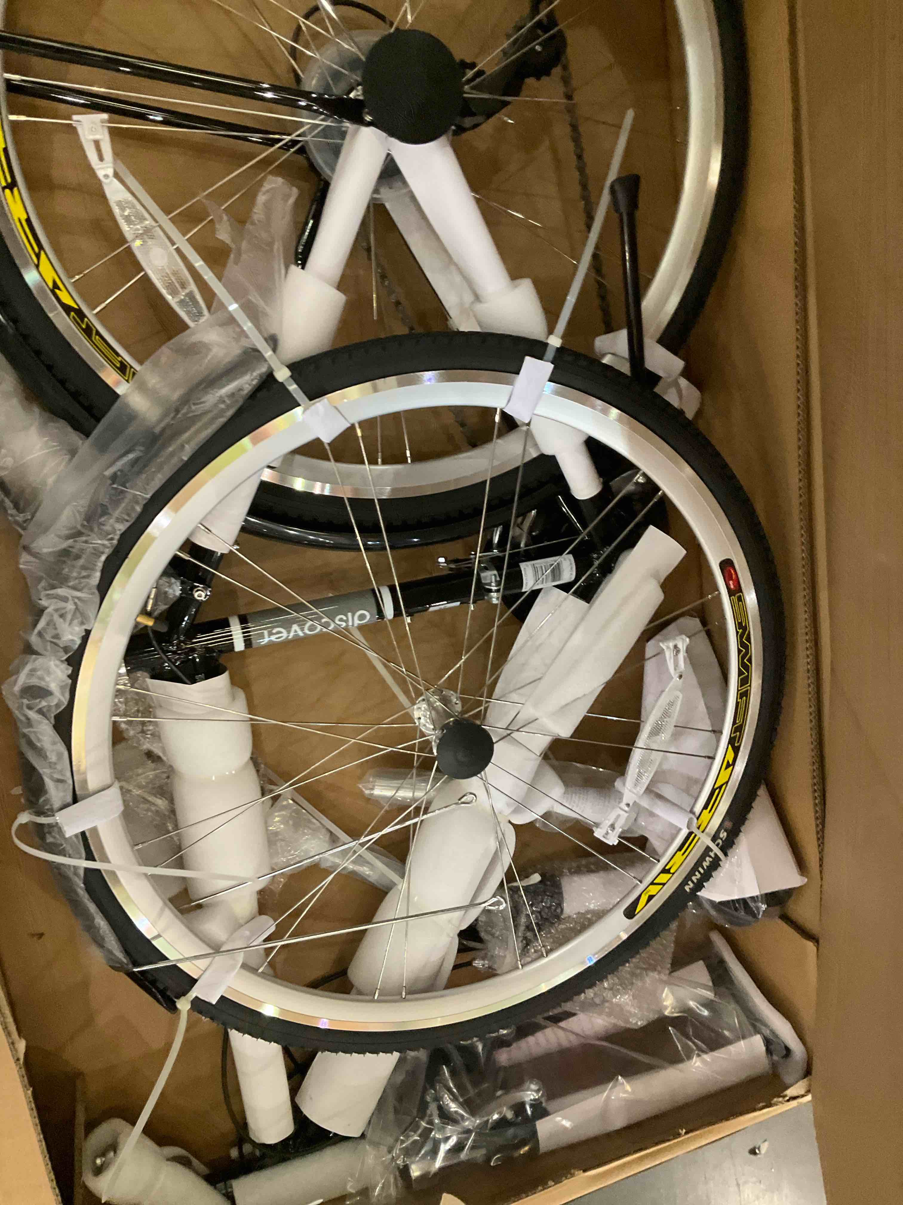 Schwinn Discover 700c Hybrid Bicycle with Full Fenders and Rear Cargo Rack